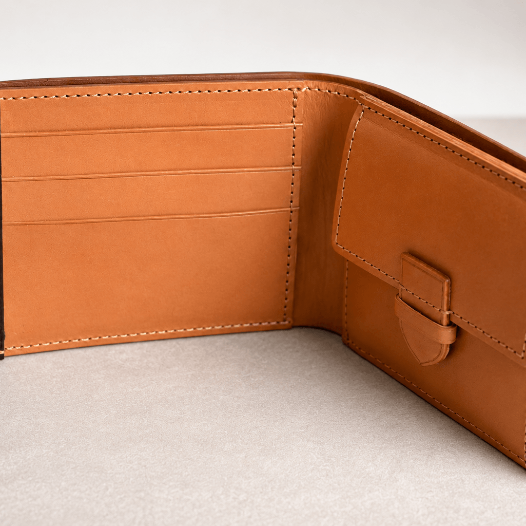 Premium Leder Geldbörse Chicago aus Horween Shell Cordovan, Innenansicht mit Kartenfächern und Geldscheinfächer.