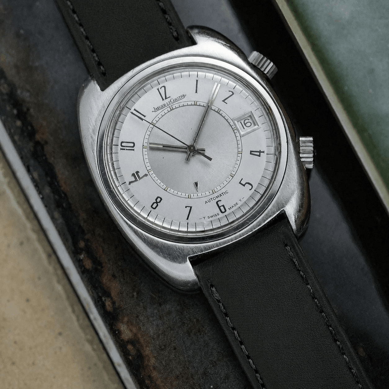 Toledo – Uhrenarmband aus deutschem Leder an klassischer Armbanduhr mit silbernem Zifferblatt.