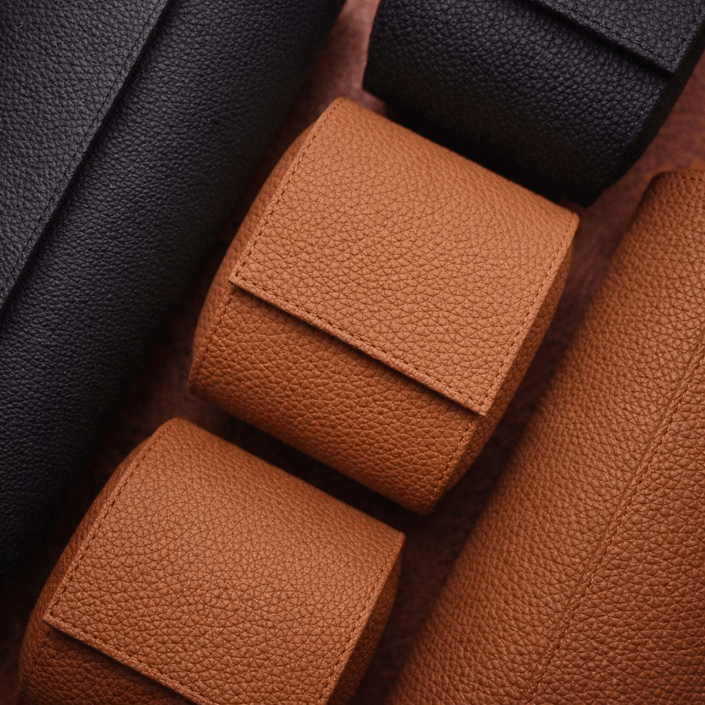Detailaufnahme der Uhrenrolle für drei Uhren Signature – Hochwertiges deutsches Togoleder, betont die edle genarbte Lederstruktur.