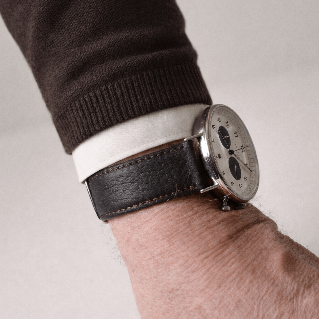 Cervus – Uhrenarmband aus weichem Hirschleder, schwarzes Band an Uhr, elegantes und langlebiges Accessoire für jeden Anlass.