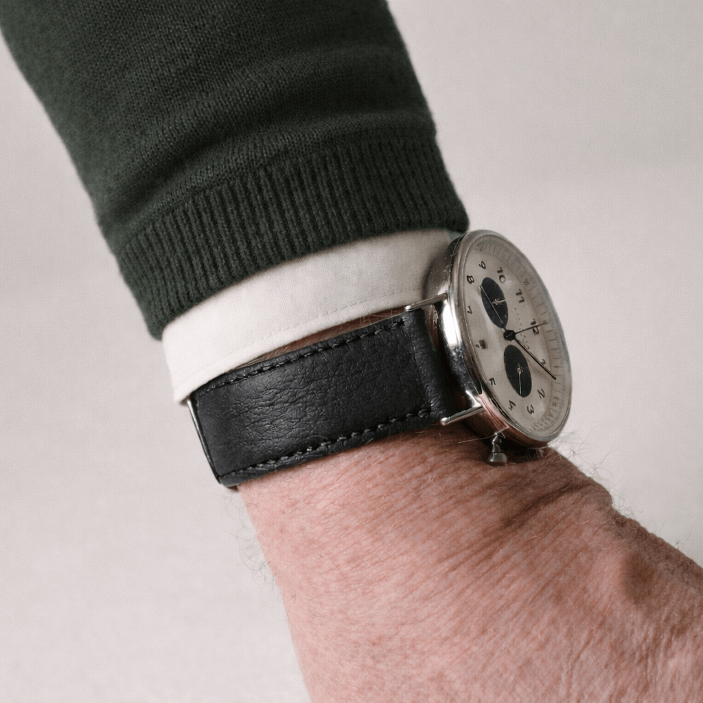 Cervus – Uhrenarmband aus weichem Hirschleder, stilvolles und langlebiges Accessoire aus italienischem Echtleder, getragen am Handgelenk.