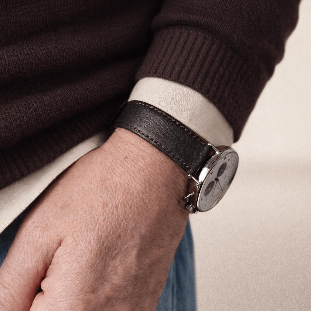 Cervus – Uhrenarmband aus weichem Hirschleder, handgefertigt, elegant und langlebig am Handgelenk getragen, ideal für jeden Anlass.