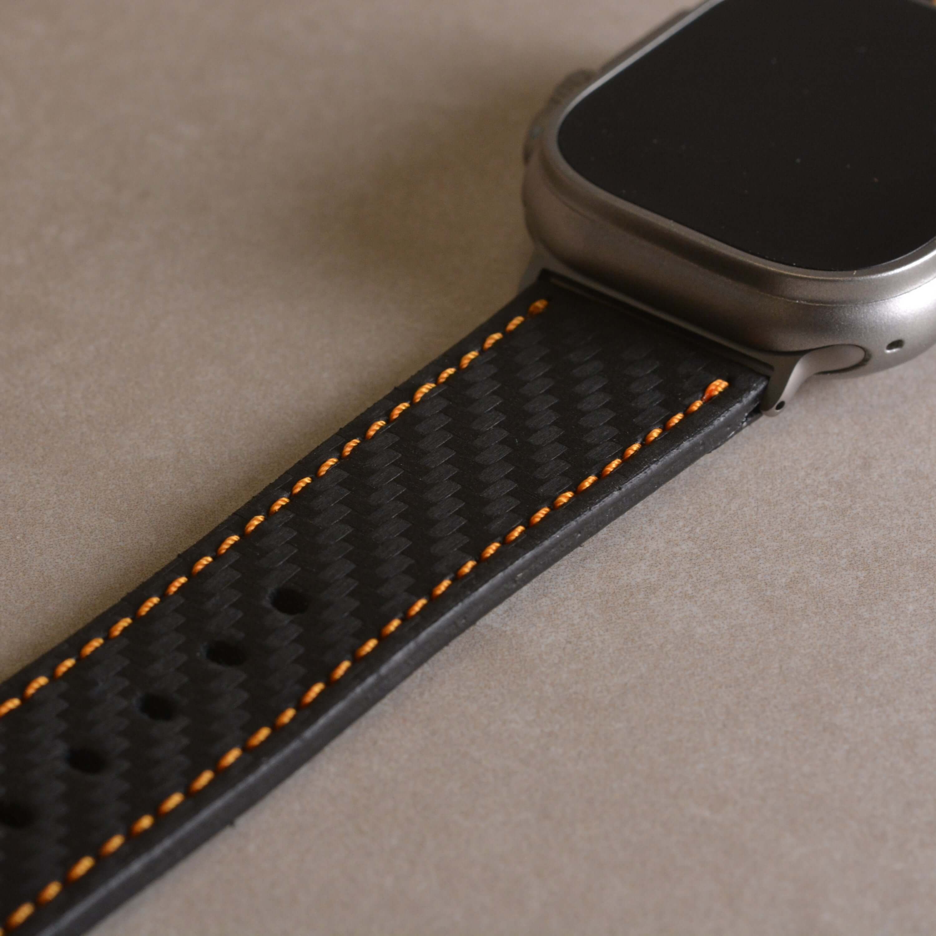 Bergwerk Carbon Orange – Apple Watch Band mit hochwertiger LederCarbon-Struktur aus echtem Rindleder mit Carbon-Prägung.