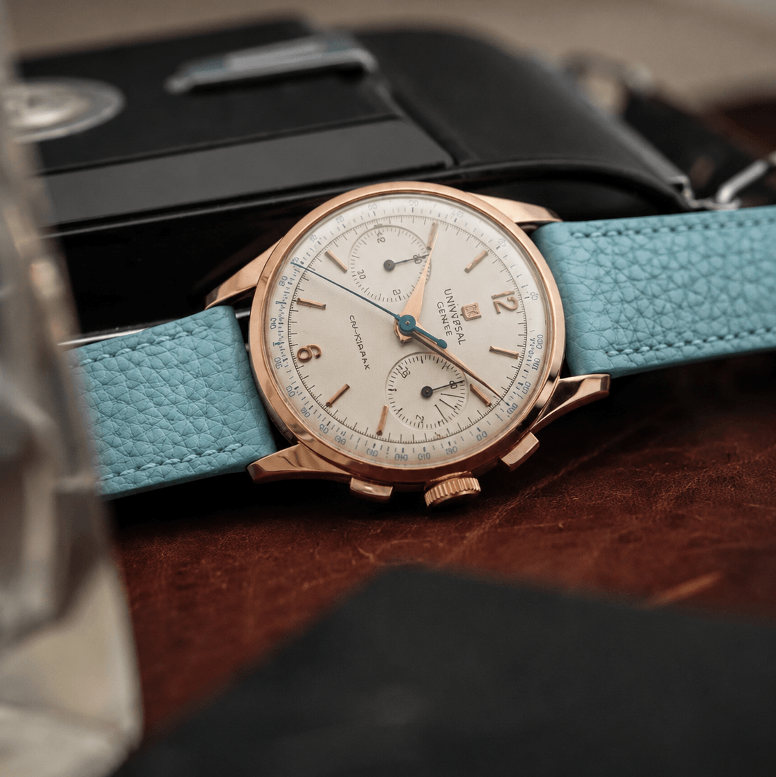 Deauville – Uhrenarmband aus deutschem Togoleder an einer eleganten Uhr mit blauer Lederbindung.
