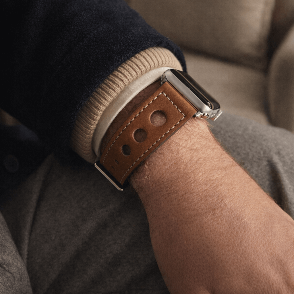 Cognac Rallye Apple Watch Lederarmband im Panerai-Stil auf Männerhandgelenk, hochwertig handgefertigt in Deutschland, maskulines Design