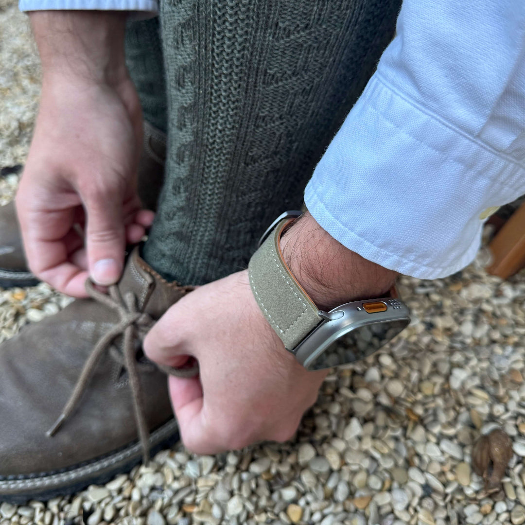 Beiges Apple Watch Ultra Lederhosen Armband – aus altsämisch gegerbtem Hirschleder, perfekt für Oktoberfest, zeigt Handgelenk und Tracht