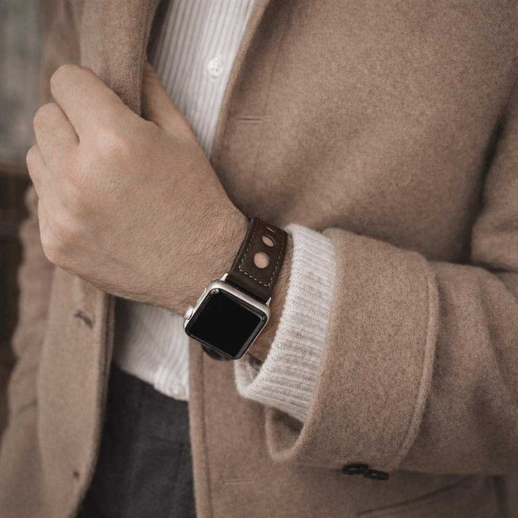 Dunkelbraunes Rallye Apple Watch Lederarmband im Panerai-Stil am Handgelenk, geeignet für stilvolle Mode-Looks.