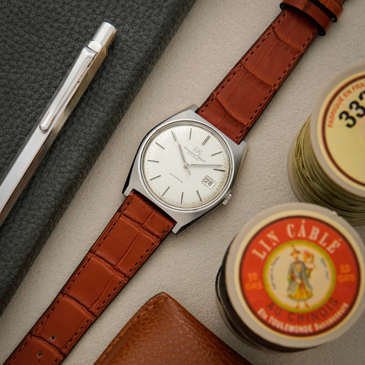 Luxuriöses Louisiana Alligator Uhrenarmband in Cognac-Farbe, meisterhaft gefertigt aus dem Bauchteil des Alligators.