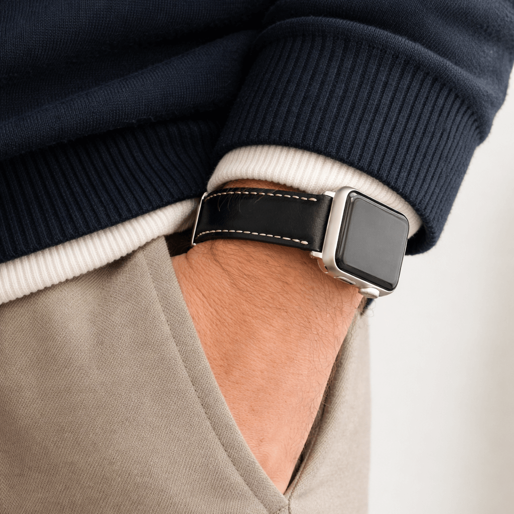 Apple Watch Lederarmband Casablanca – Schwarz getragen am Handgelenk, passend für Modelle Series 1 bis 10 und Ultra, stilvoll und hochwertig.