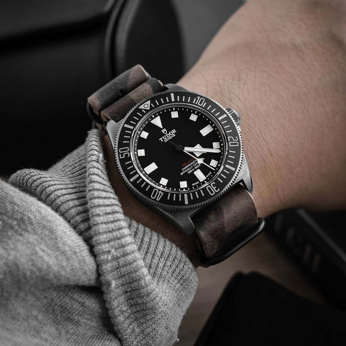Military – Field Uhrenarmband im Camouflage Look auf schwarzer Taucheruhr am Handgelenk.