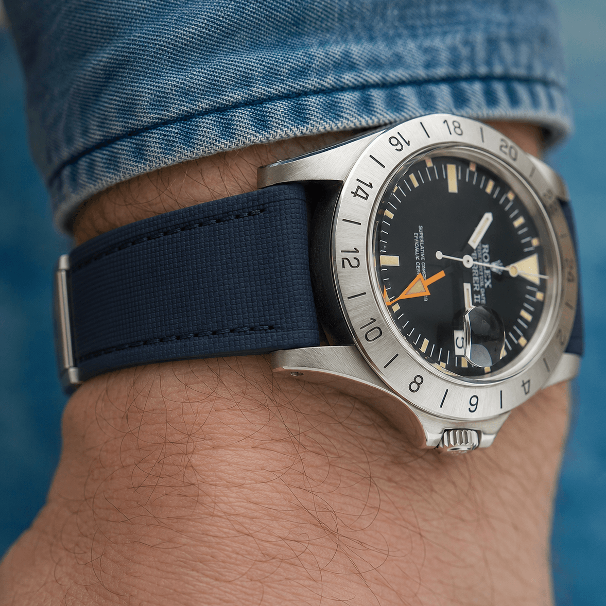 Monaco – Faltschließen Uhrenarmband aus FKM Kautschuk an einer Armbanduhr, modernes Design für optimale Funktionalität.