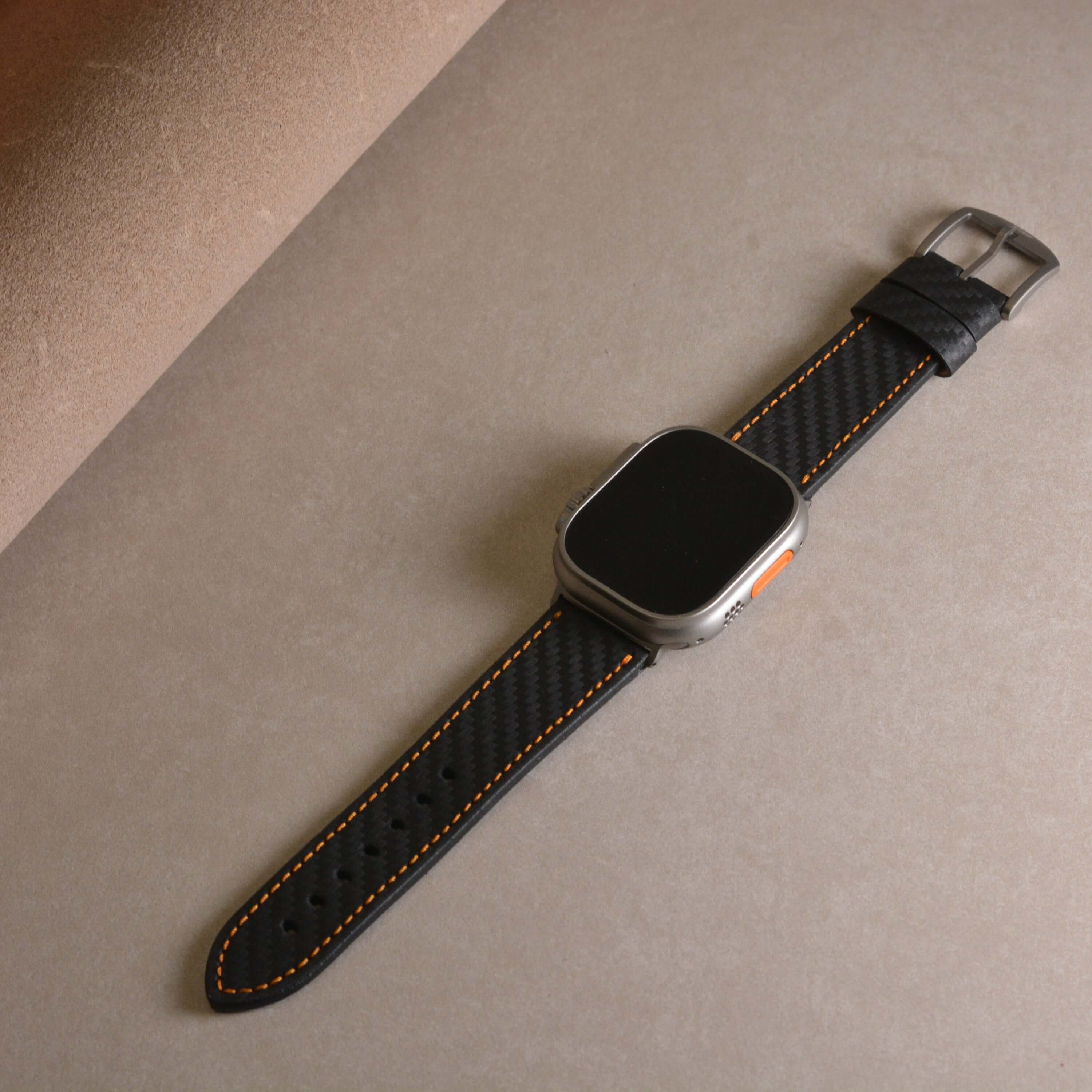 Bergwerk Carbon Orange – Apple Watch Band mit hochwertiger LederCarbon-Struktur aus echtem Rindleder mit Carbon-Prägung in Deutschland.