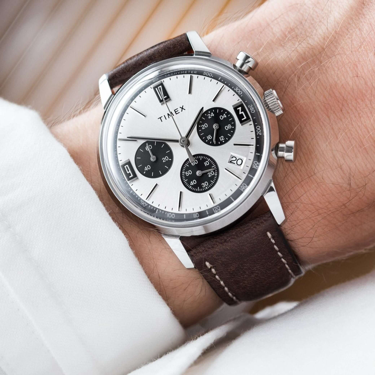 Casablanca – Armband aus vegetabil gegerbtem Leder an einer Uhr von Timex auf einem Handgelenk.