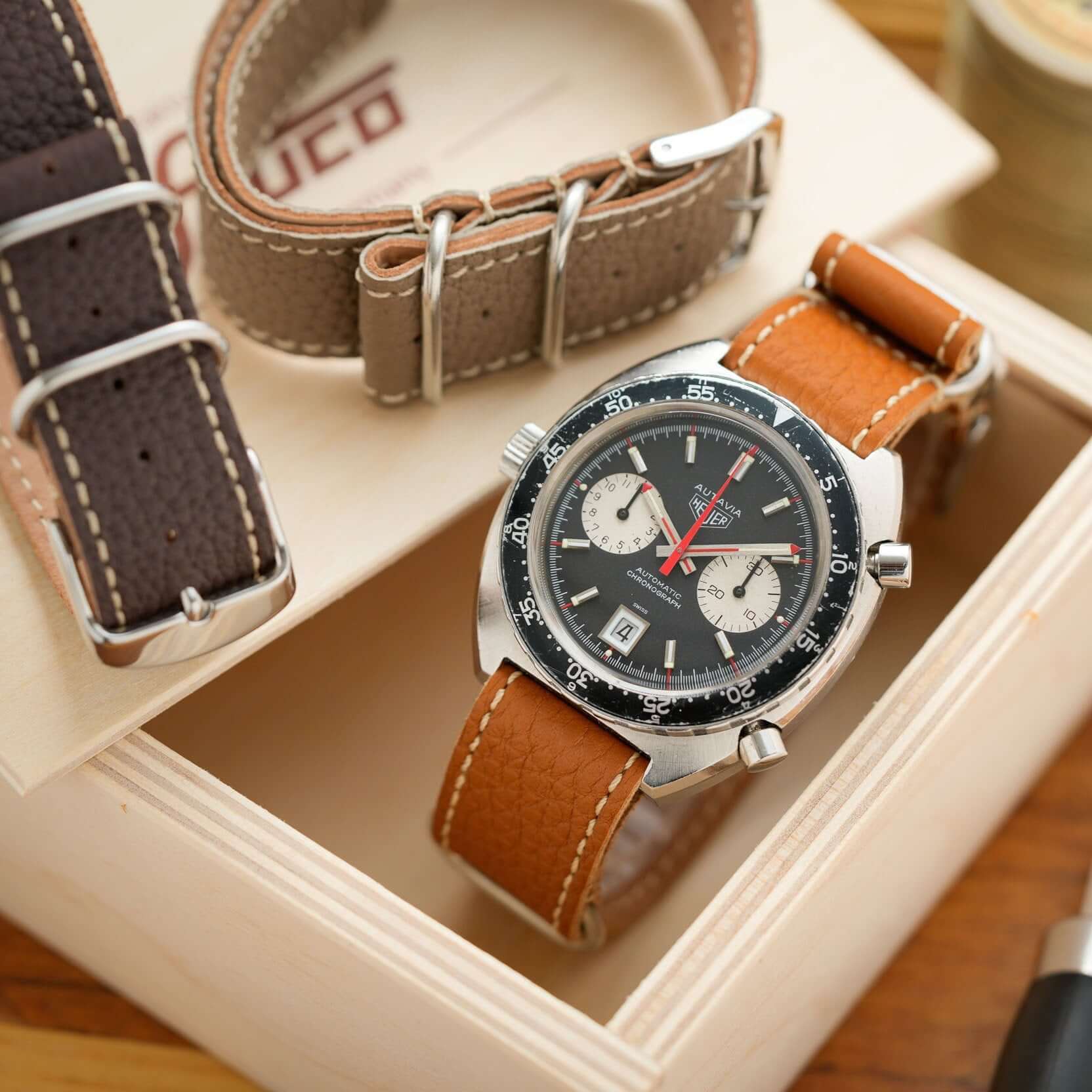 Präsentation mehrerer Nato leder uhrenarmband herren in verschiedenen Farben, auf einem Holzuntergrund.