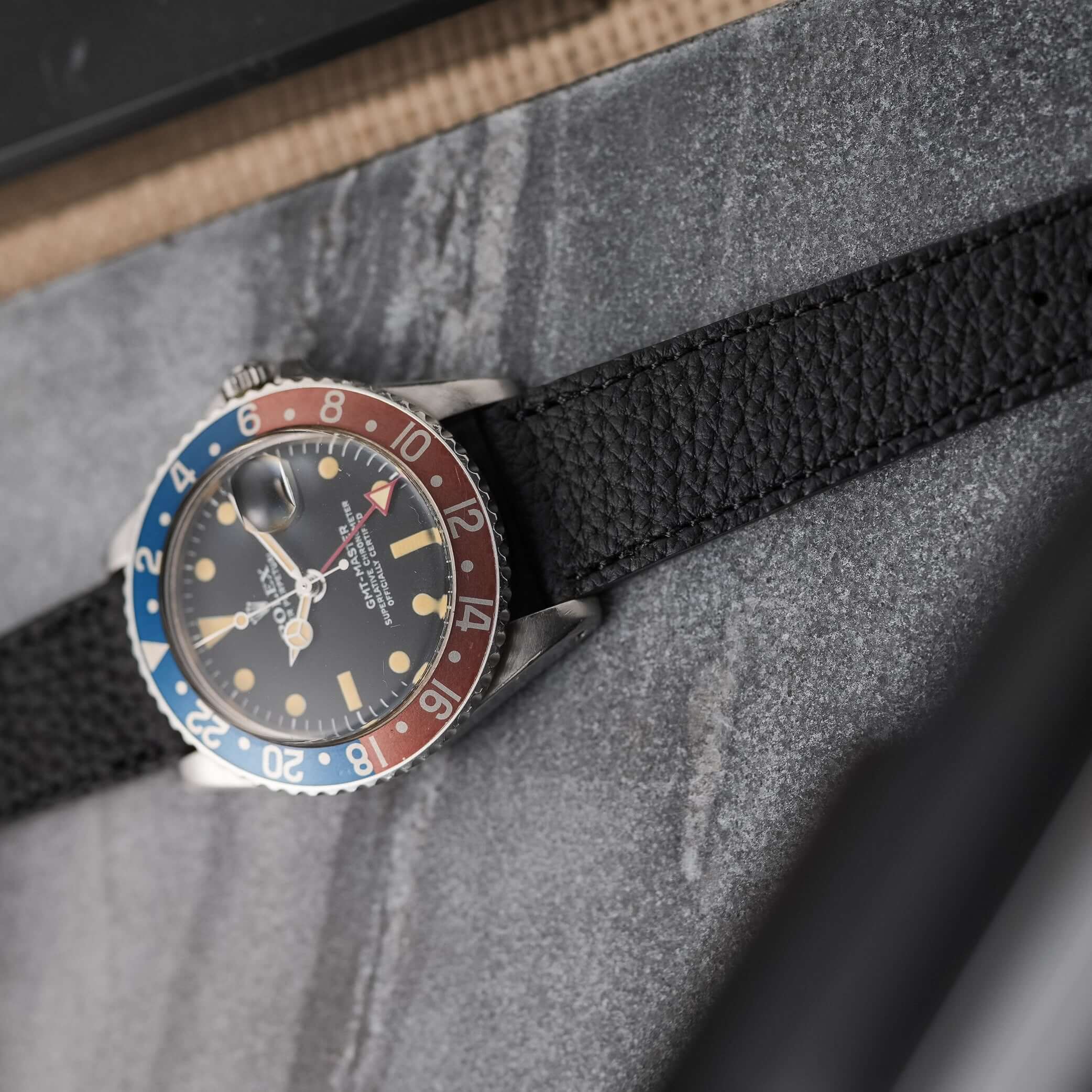 Deauville – Uhrenarmband aus deutschem Togoleder, perfekt für Omega Speedmaster, mit charakteristischer Maserung, hochwertige Handwerkskunst.