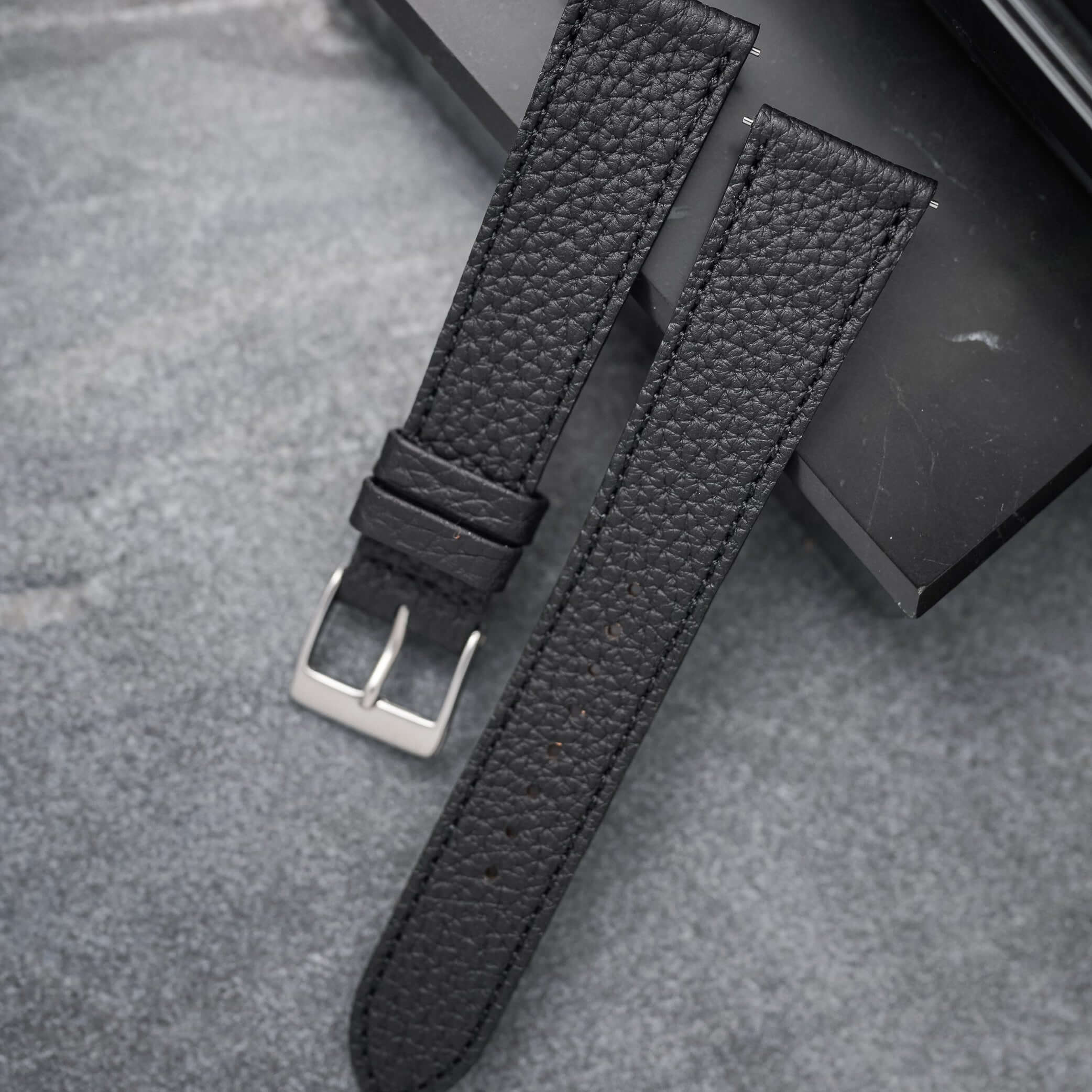 Deauville – Uhrenarmband aus deutschem Togoleder für Omega Speedmaster in schwarzem Lederdesign mit Edelstahl-Schließe.