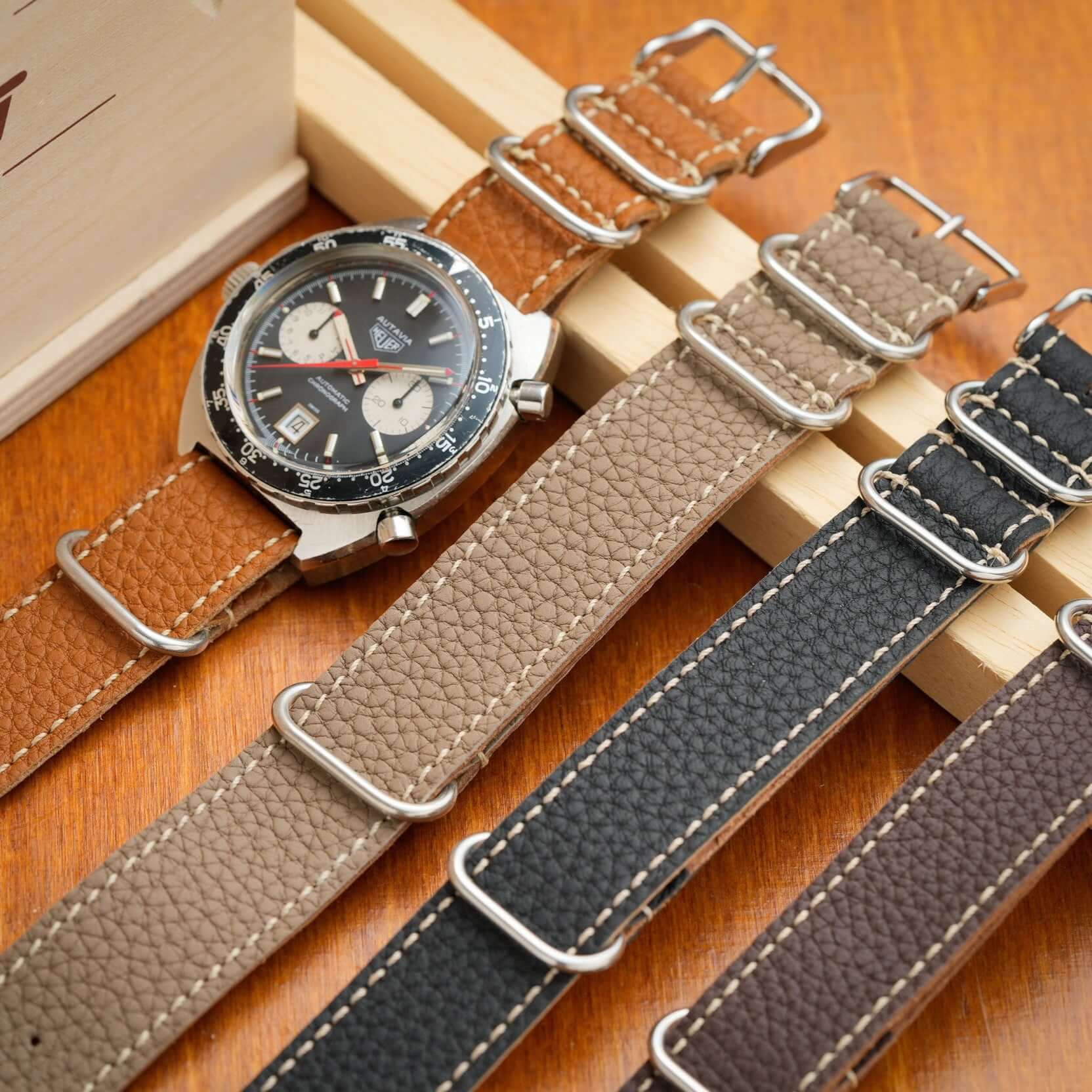 Nato leder uhrenarmband herren in braun und taupe, tragbar an einer Uhr, stilvoll im Design.