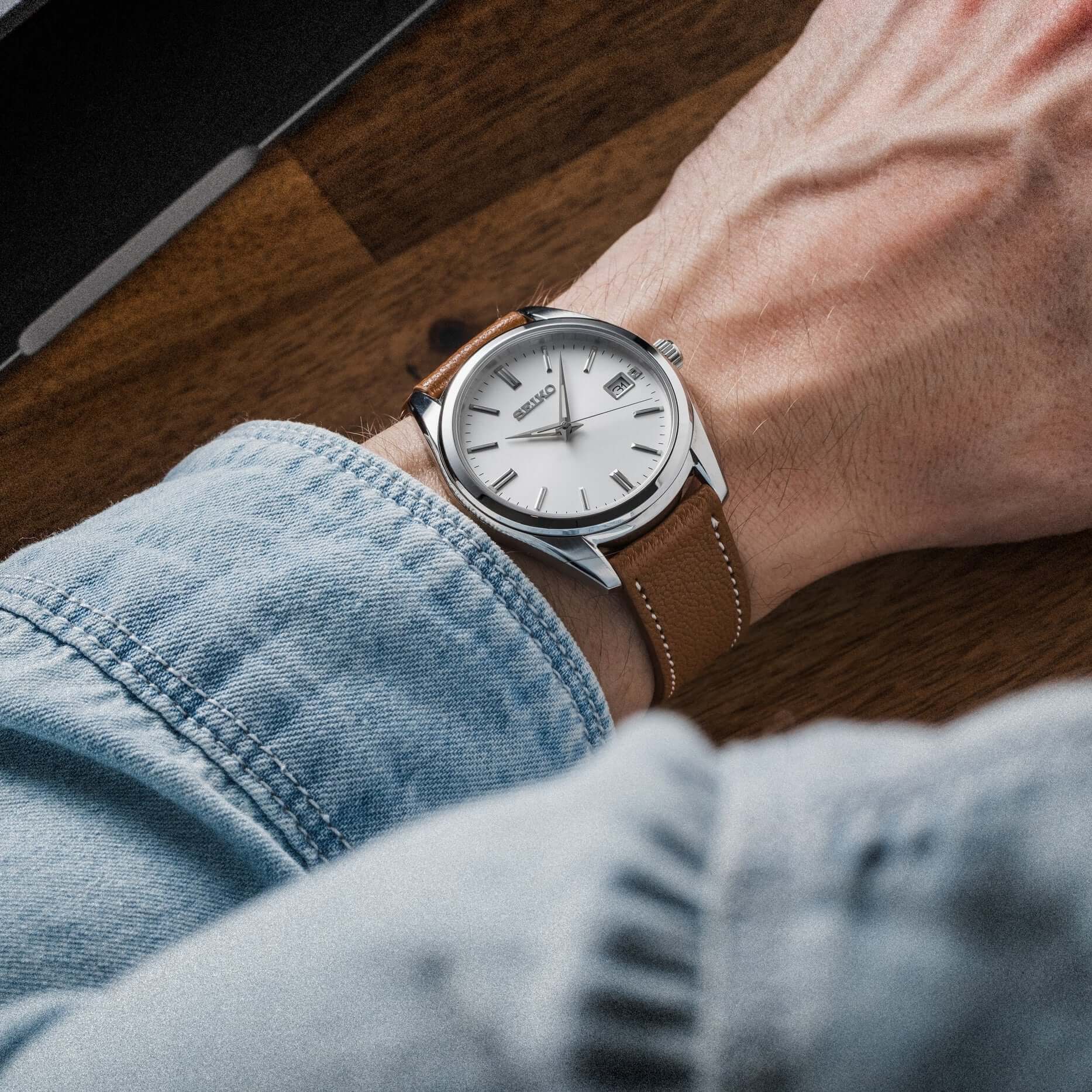 Biarritz – Uhrenarmband aus französischem Ziegenleder, getragen am Handgelenk, zeigt feine Handwerkskunst und edles Design.