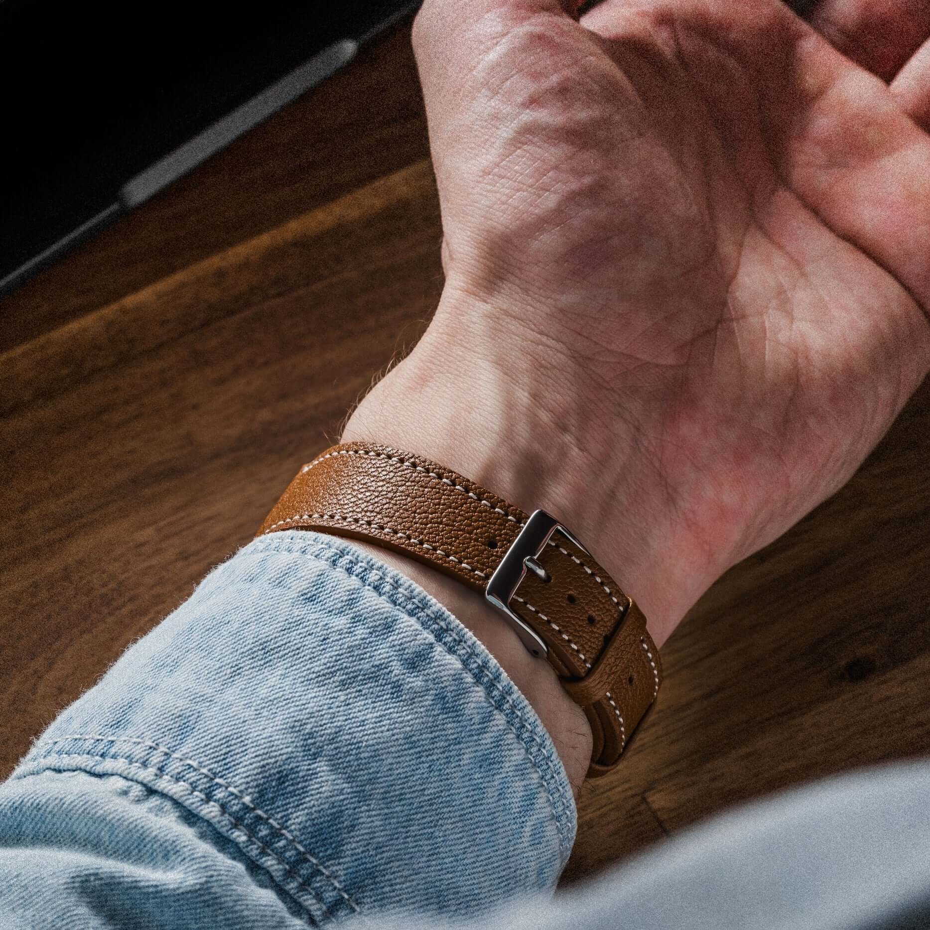 Biarritz – Uhrenarmband aus französischem Ziegenleder am Handgelenk getragen, feine Struktur und edles Design