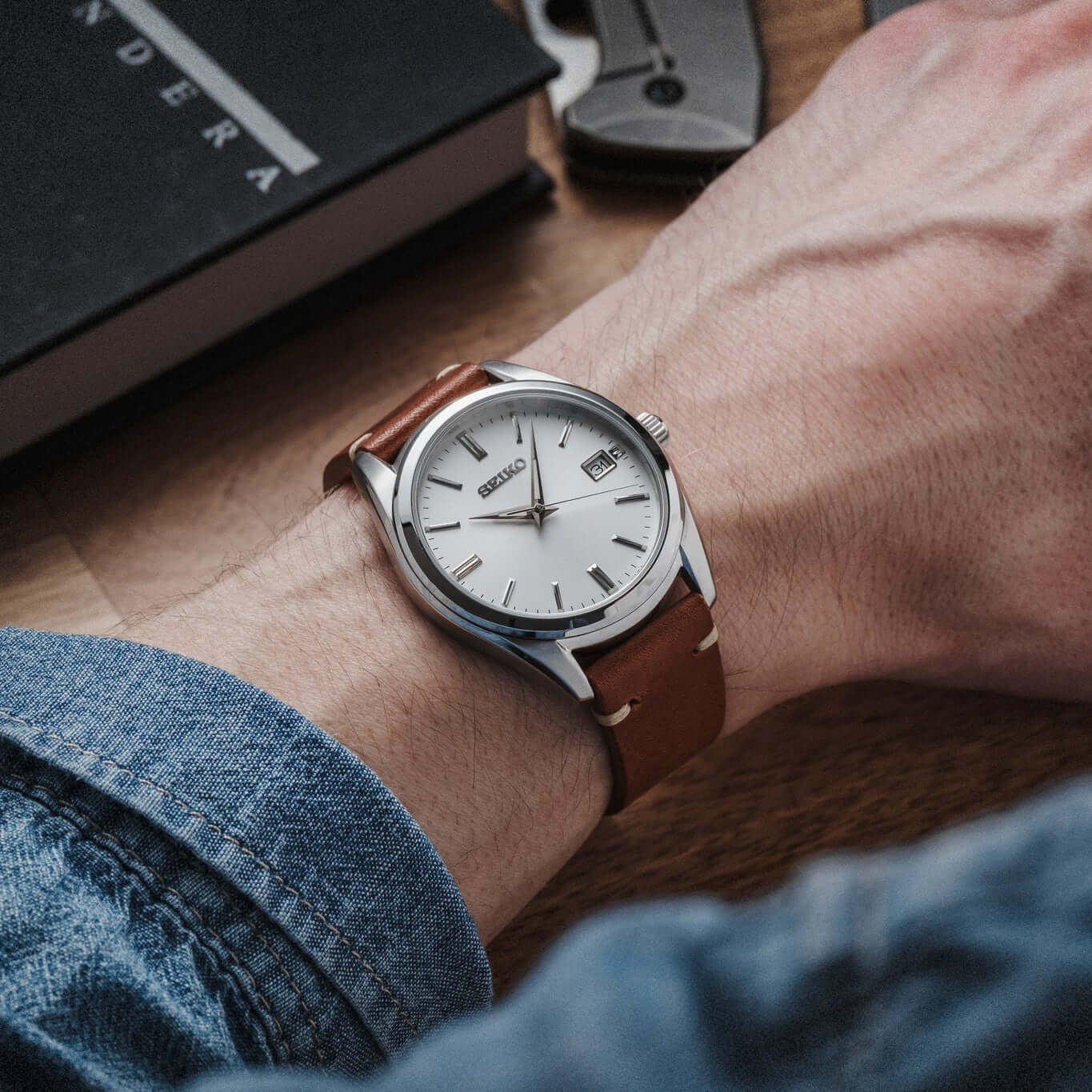 Hunter – Uhrenarmband aus toskanischem Vintage-Rindleder, getragen mit einer stilvollen Armbanduhr. Klassisches Retro-Design, toskanisches Leder.