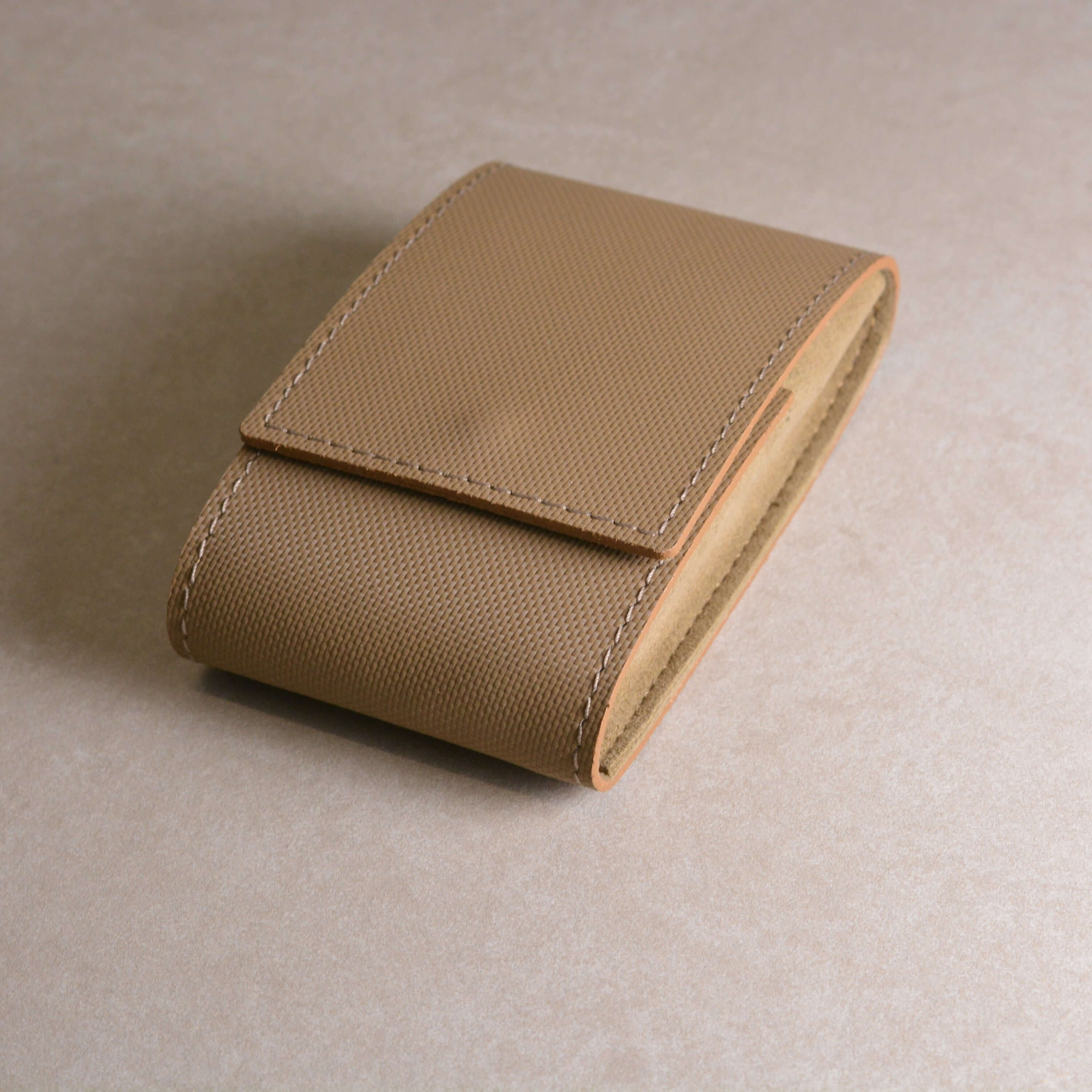 Uhrenetui Leder Nautilusleder Für 1 Uhr mit wasserfestem Rindleder, beige Alcantara innen, ideal für Reisen oder stilvolle Aufbewahrung.