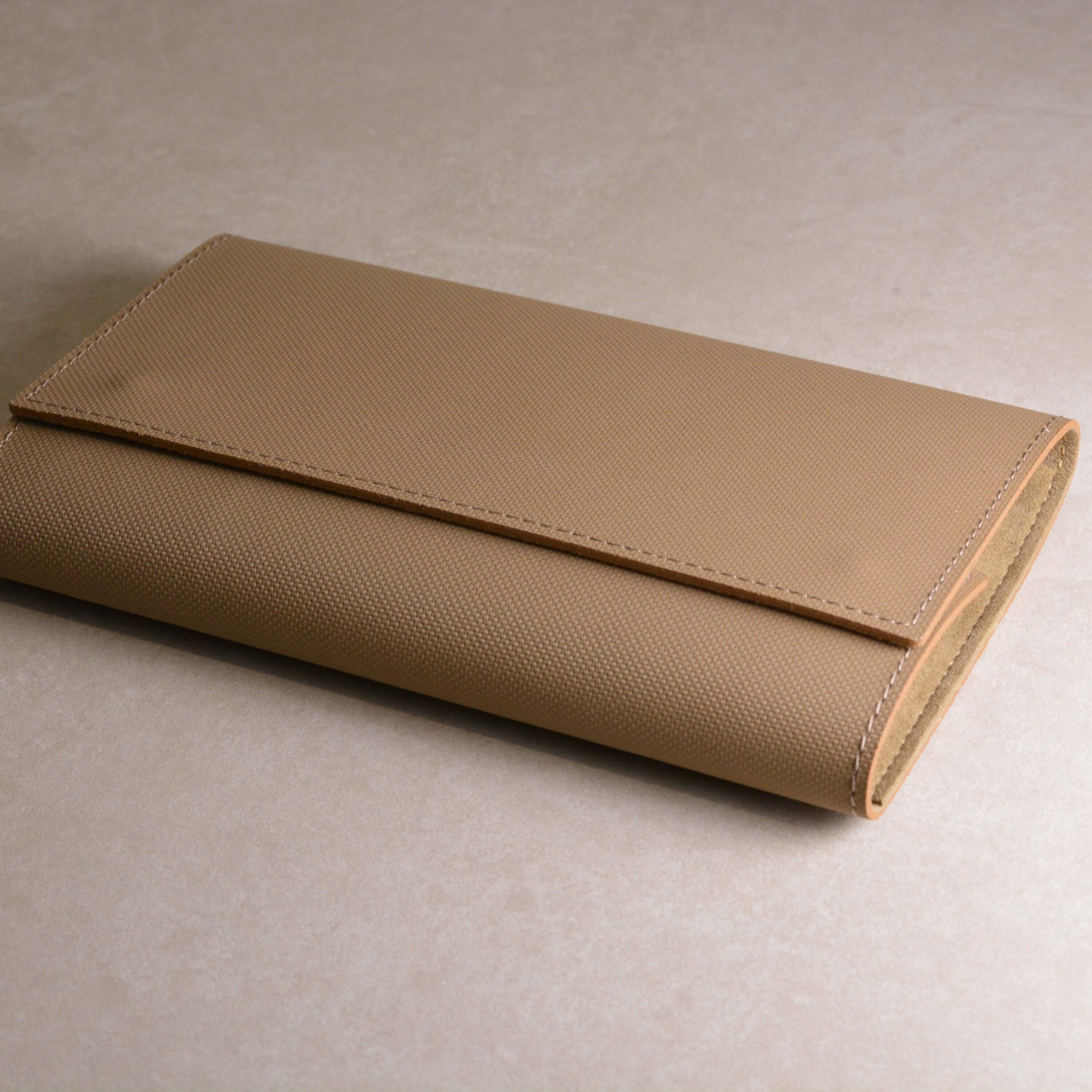 Hochwertiges Uhrenetui Leder Nautilusleder Für 3 Uhren, handlich und robust, aus wasserfestem Rindleder mit beigem Alcantara-Innenfutter.
