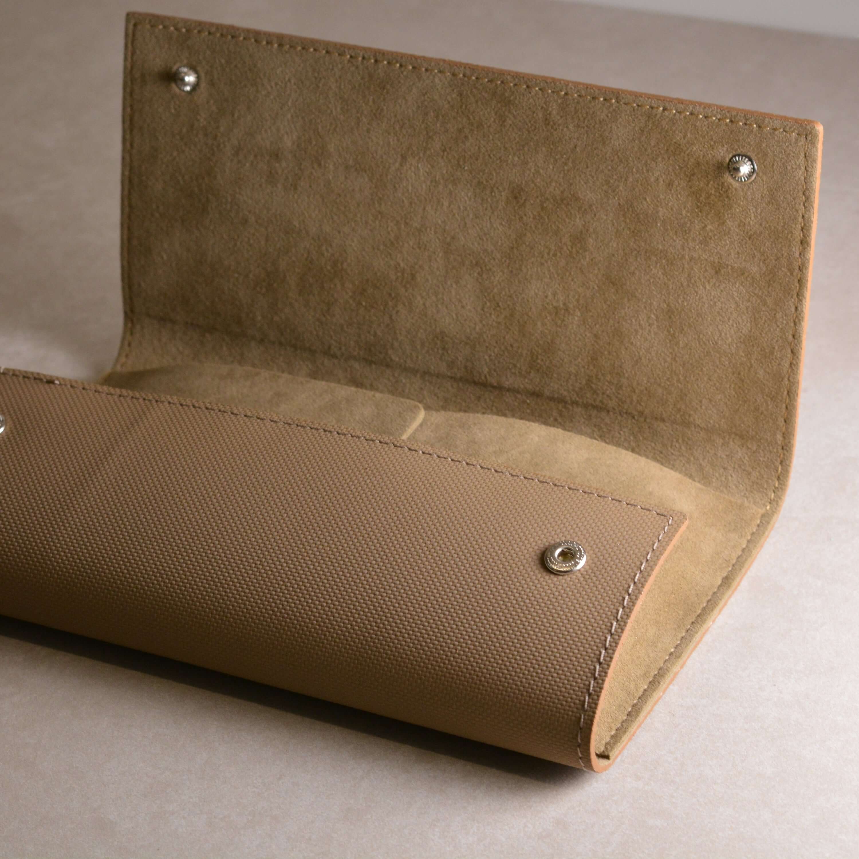 Uhrenetui Leder Nautilusleder Für 3 Uhren aus wasserfestem Rindleder mit beigem Alcantara-Innenfutter, ideal für Reisen und stilvolle Aufbewahrung.
