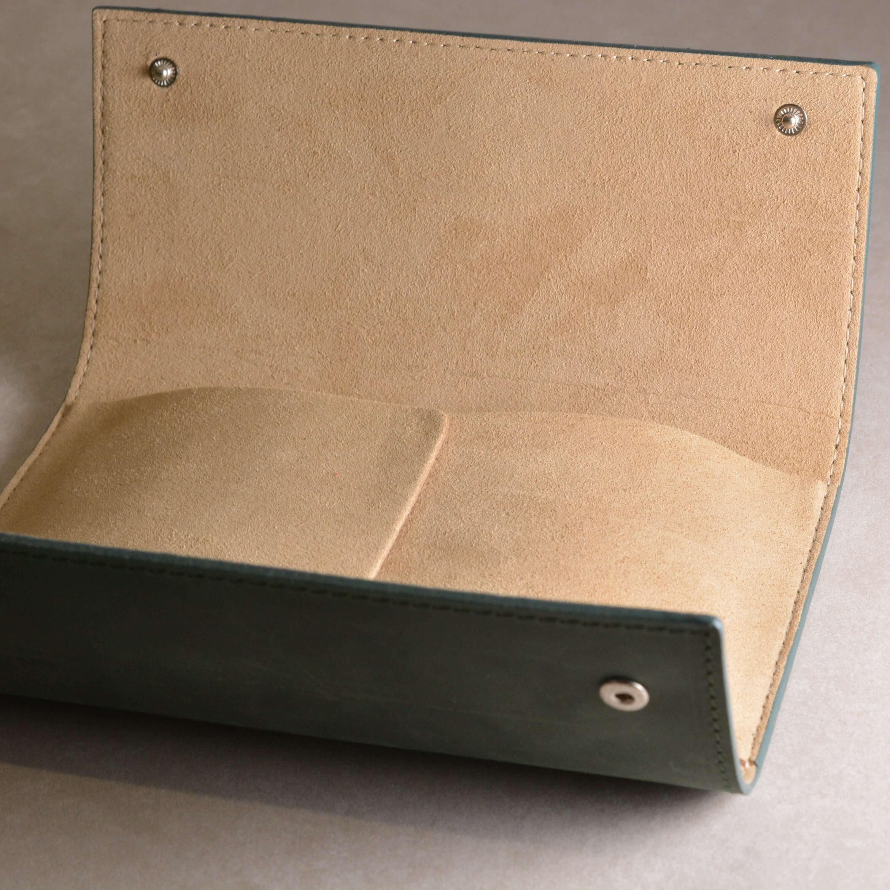 Offenes Uhrenetui Leder Grün Für 3 Uhren in Nubukleder mit elegantem Design für stilvollen Schutz von Armbanduhren.