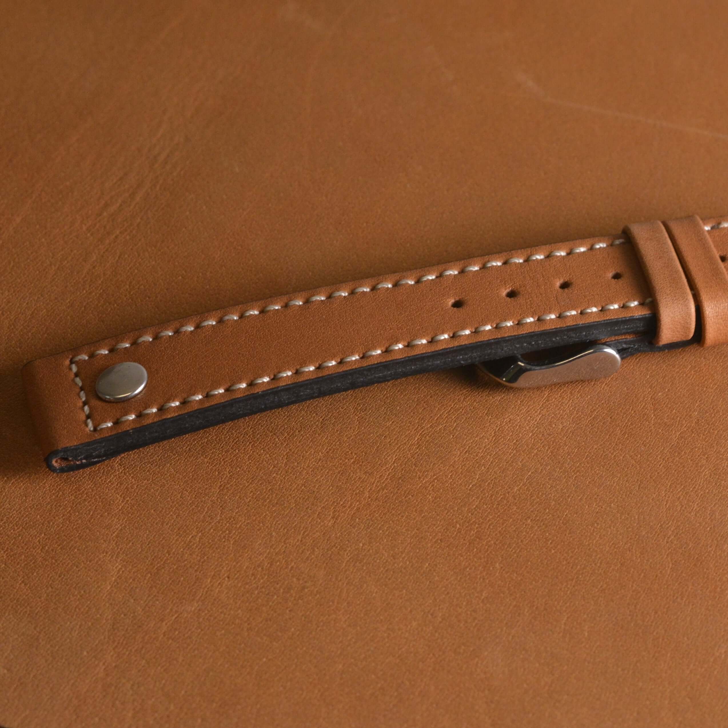 IronWing – Nietenarmband aus Perlinger-Sattelleder