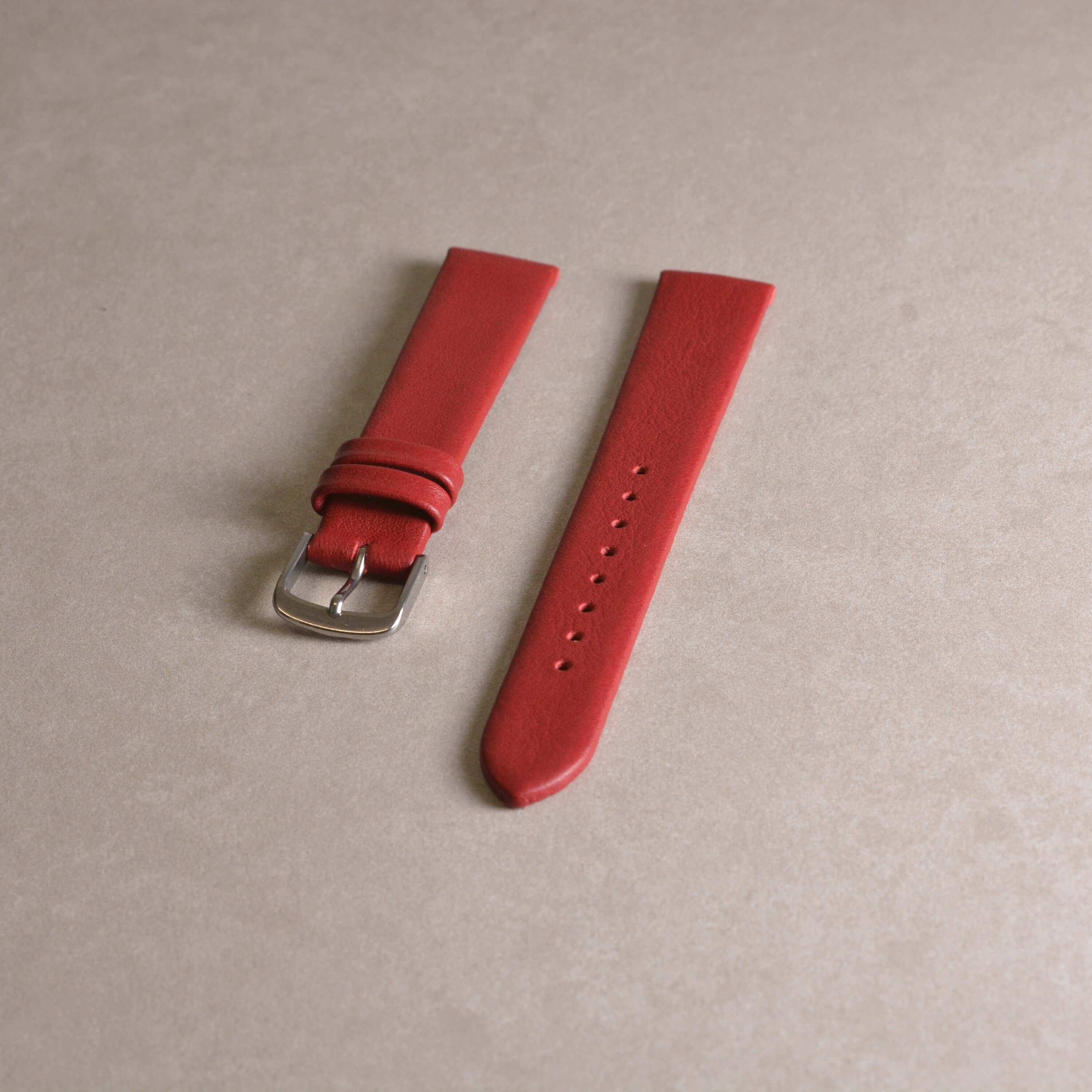 17mm Uhrenarmband aus glattem Kalbleder - passend für Junghans Uhren, rot gefärbt, auf hellem Hintergrund fotografiert