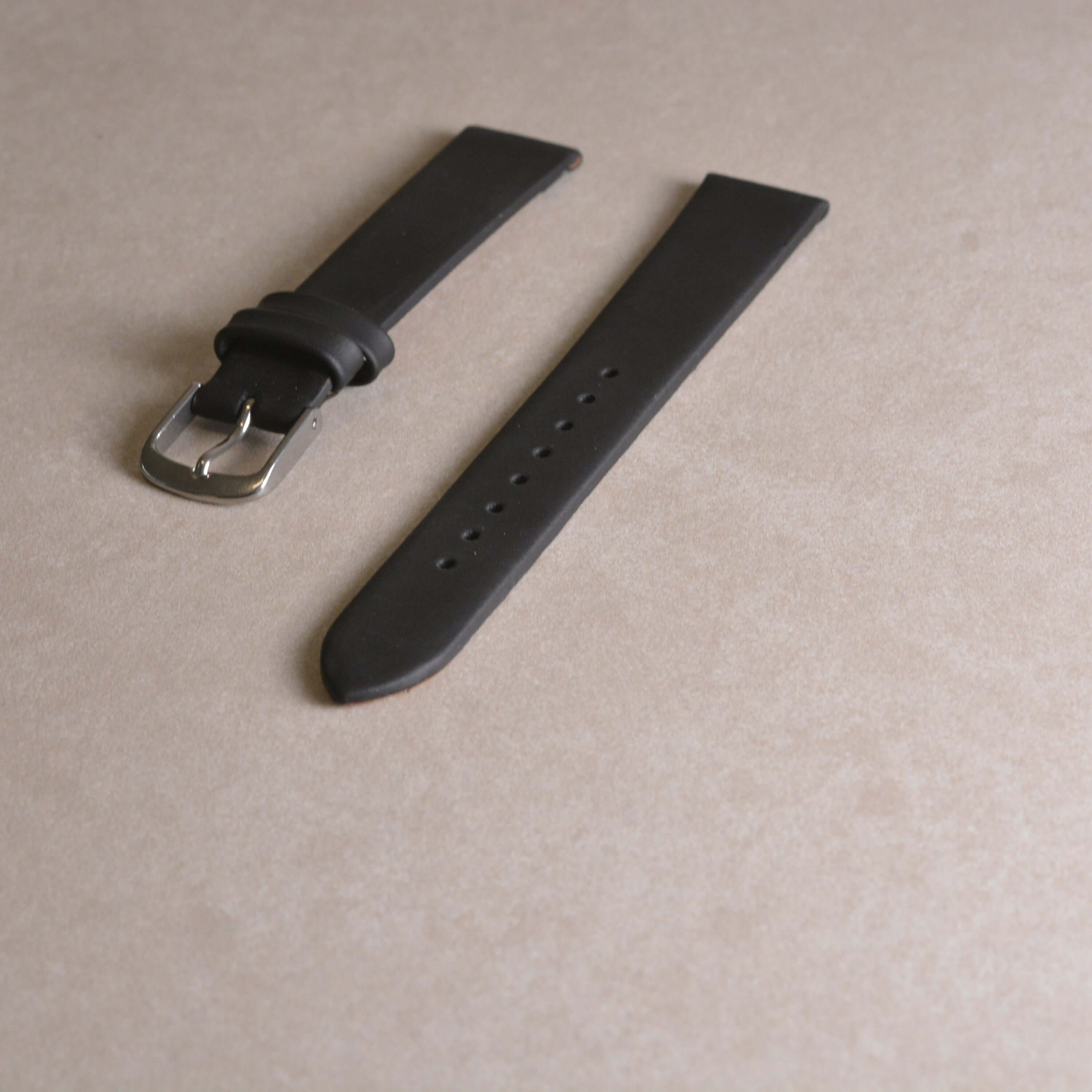 Alt Tag: 17mm Uhrenarmband aus glattem Kalbleder - passend für Junghans Uhren, hochwertiges Band mit eleganter Optik.