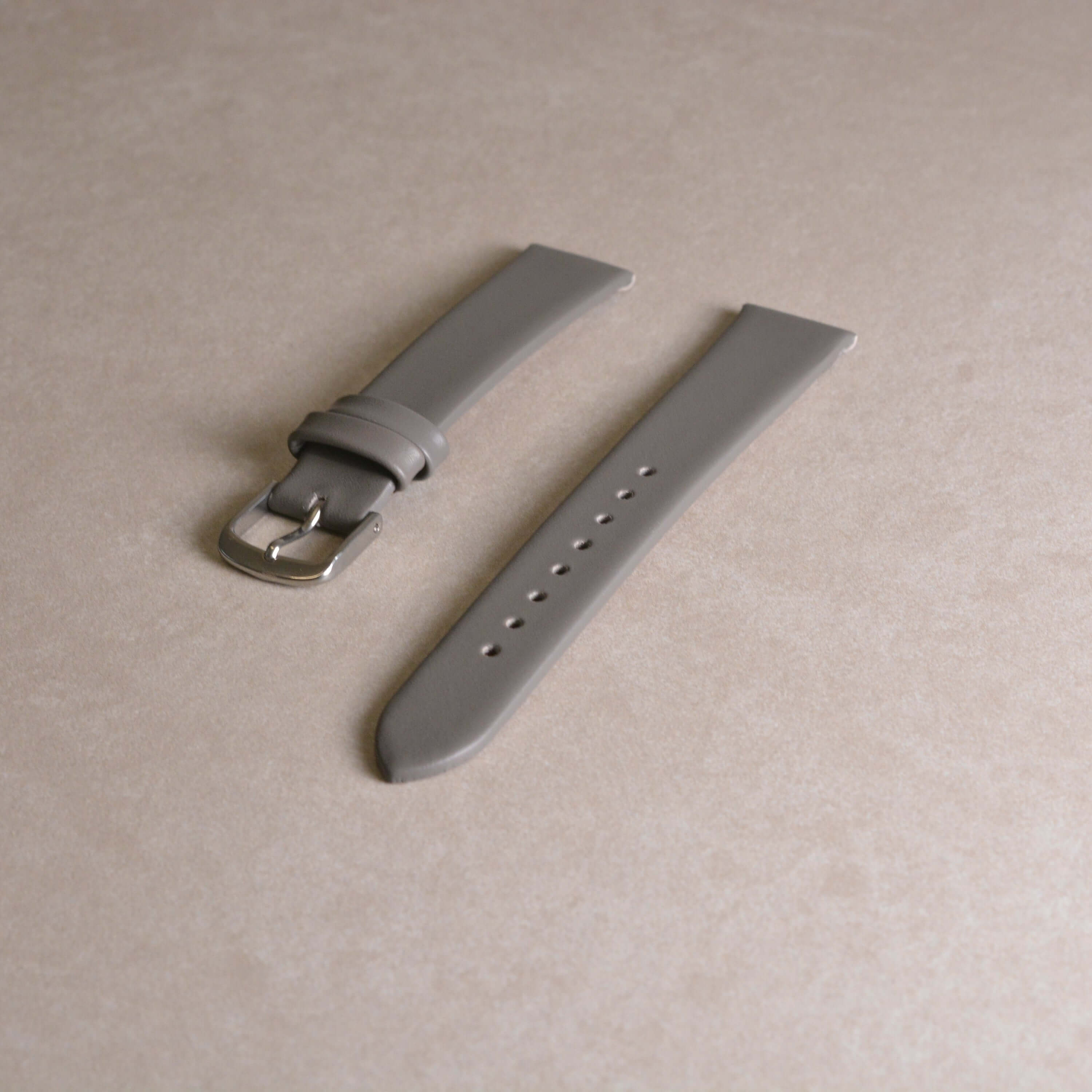 17mm Uhrenarmband aus glattem Kalbleder - passend für Junghans Uhren, hochwertiges Lederarmband in Grau.