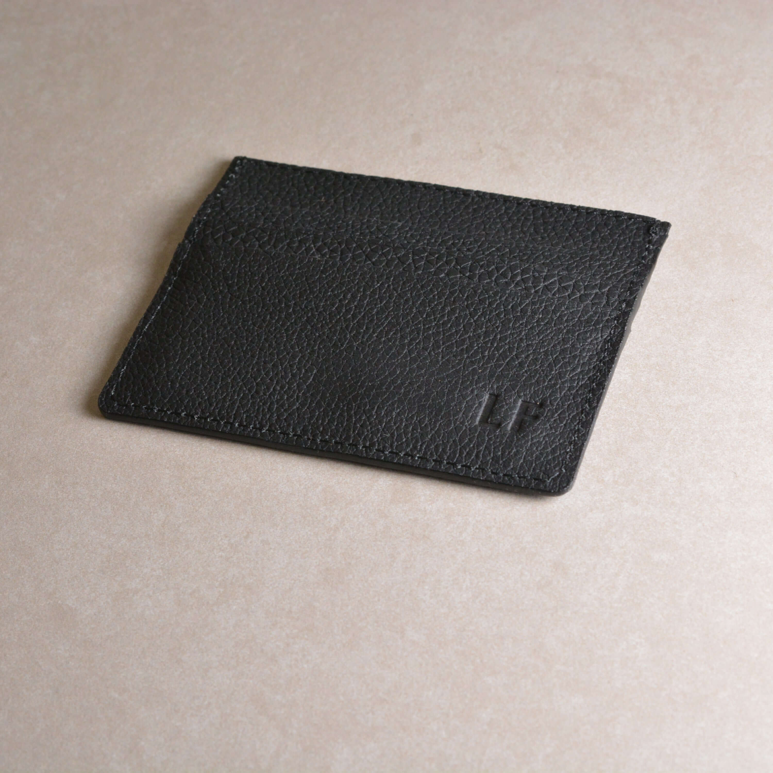 Kreditkartenetui Slim Wallet-Togo Leder aus feinstem Material, personalisierbar und ultraflach für 6+ Karten in Schwarz.