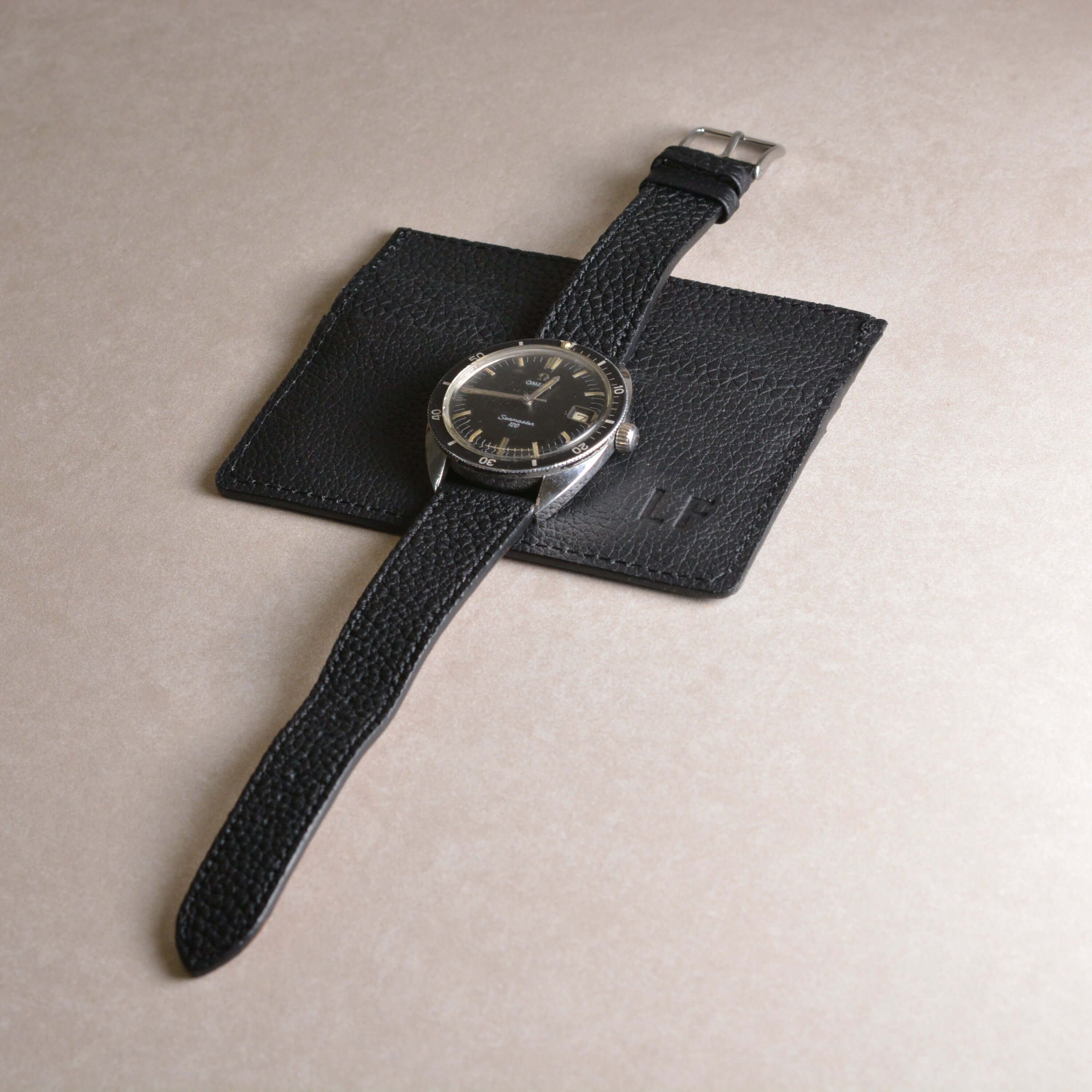 Elegantes Kreditkartenetui Slim Wallet-Togo Leder mit Uhr, schlank und leicht, bietet Platz für Personalisierung und mehr als 6 Karten.