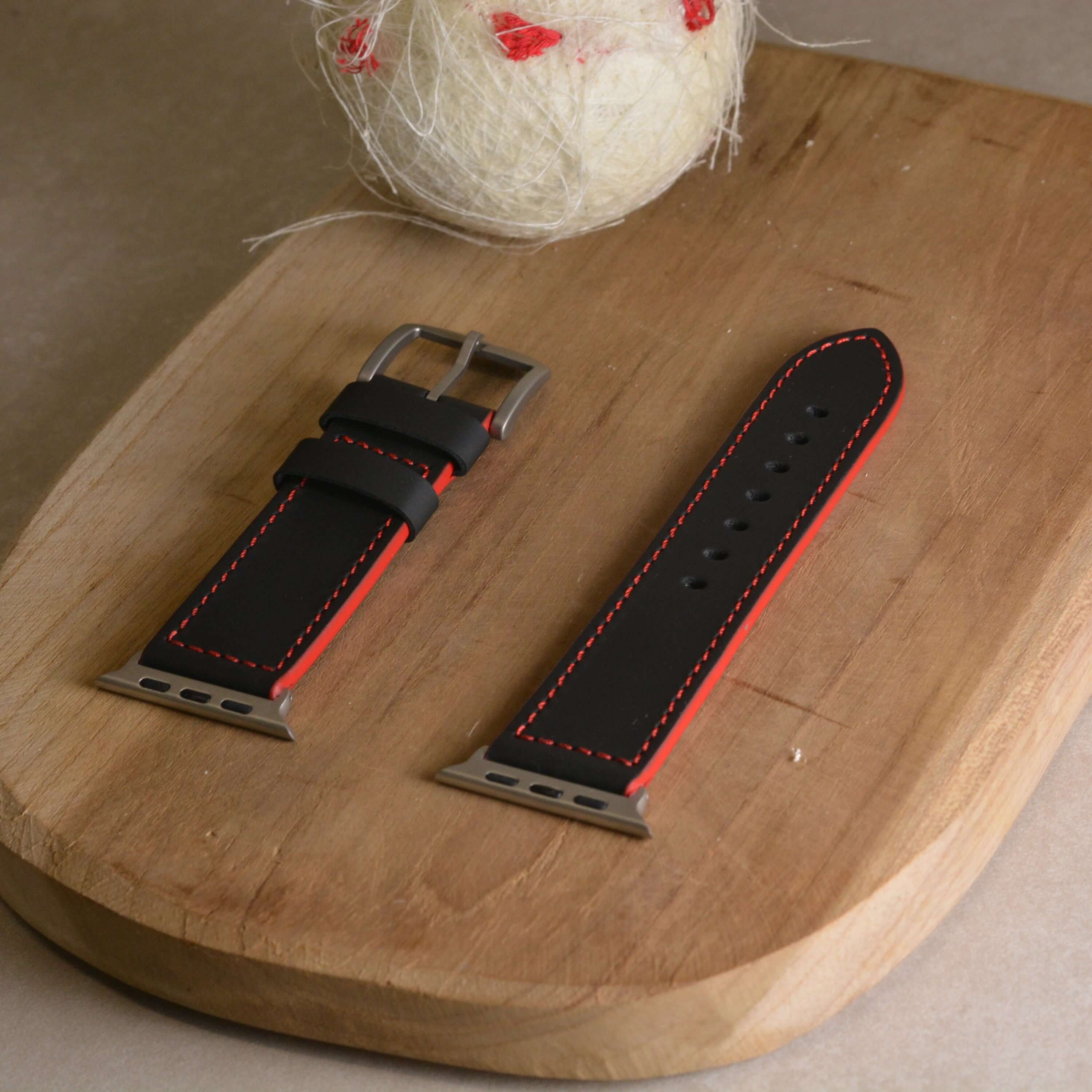 Alt Tag: Das Apex – Apple Watch Armband aus schwarzem Motorsport-Kalbleder inspiriert vom Porsche 911 GT3 RS mit roten Nähten