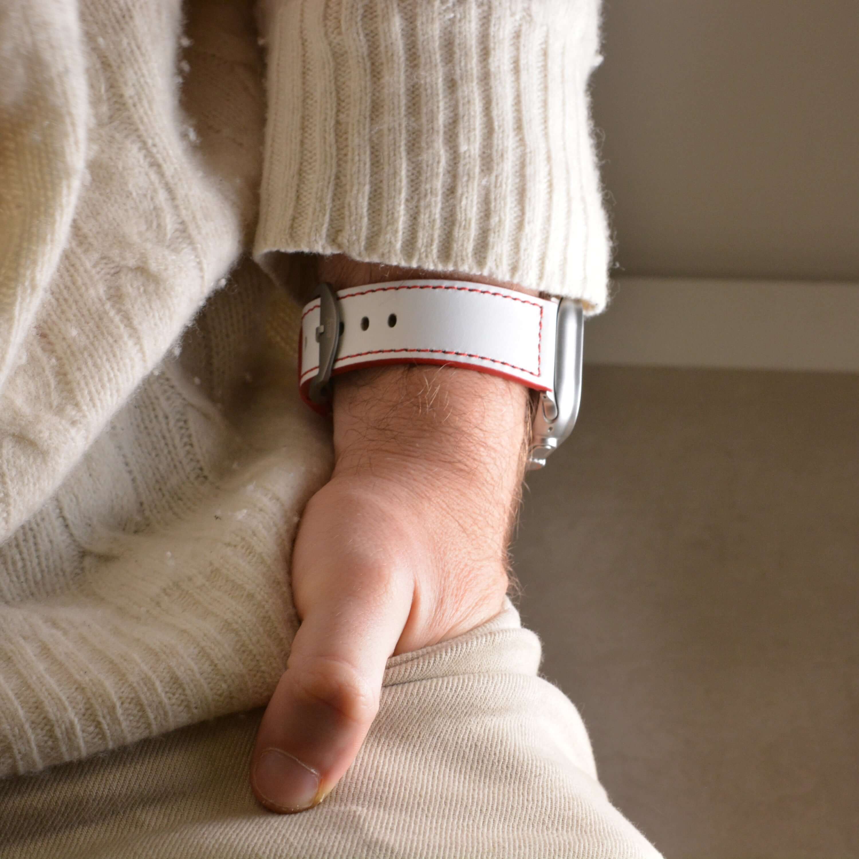 Das Sandlot – Weißes Baseball-Leder Apple Watch Band am Handgelenk, inspiriert von Baseball-Textur und authentischem Lederhandwerk.