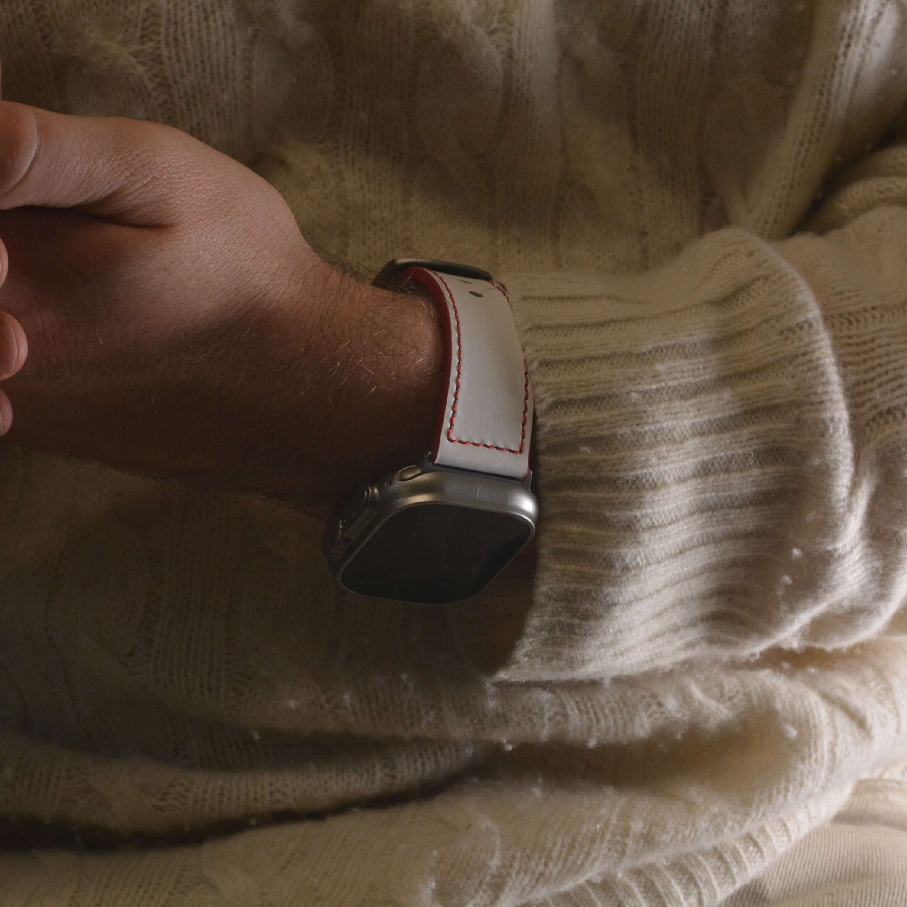 Das Sandlot – Weißes Baseball-Leder Apple Watch Band am Handgelenk, inspiriert vom Baseball-Lederhandwerk mit roter Naht.