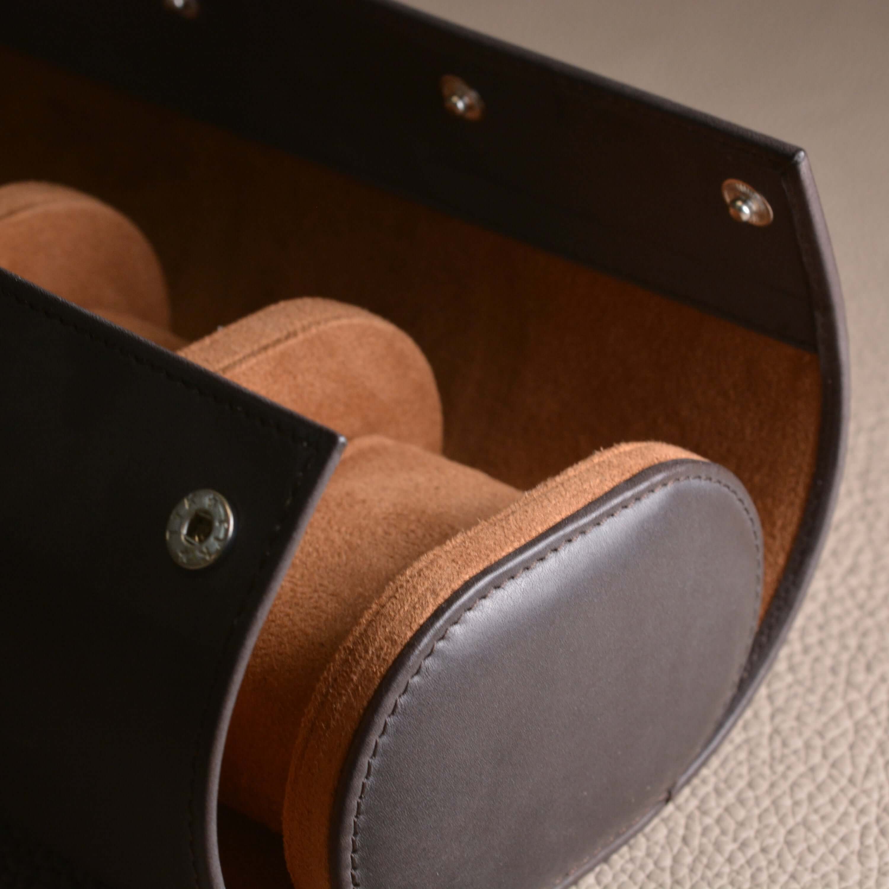 Luxurious 3er Uhrenrolle aus hochwertigem Barenia Glattleder, perfekt für stilvolle Uhrenaufbewahrung und Schutz.