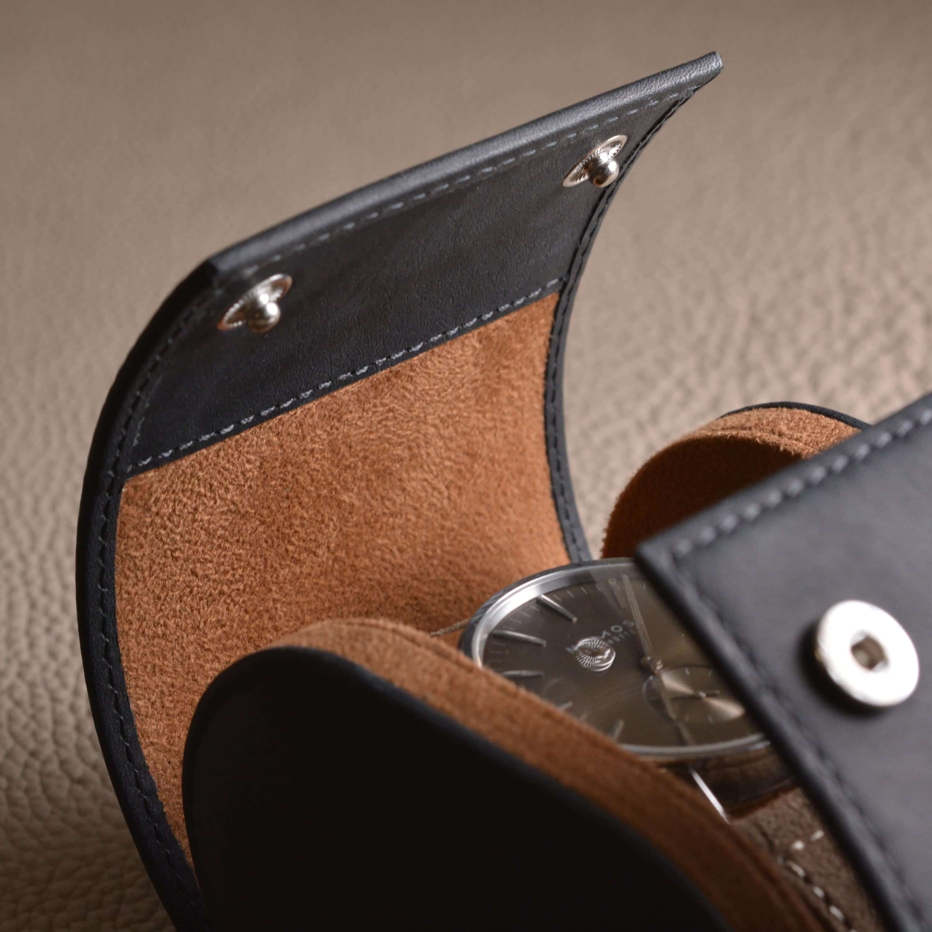 Luxuriöse Uhrenrolle aus Barenia Dunkelbraunem Glattleder mit Uhr, handgefertigt von FLUCO für stilvollen Schutz und Funktionalität.