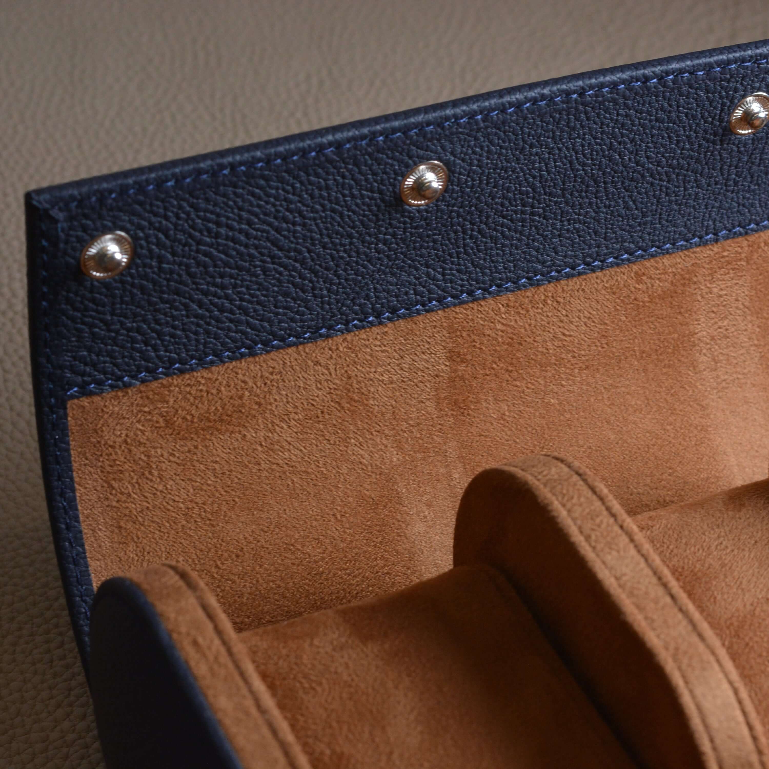 Luxus Uhrenrolle aus Togo Leder für 3 Uhren, handgefertigt und elegant, Innenansicht mit weichem Futter für stilvolle Aufbewahrung.
