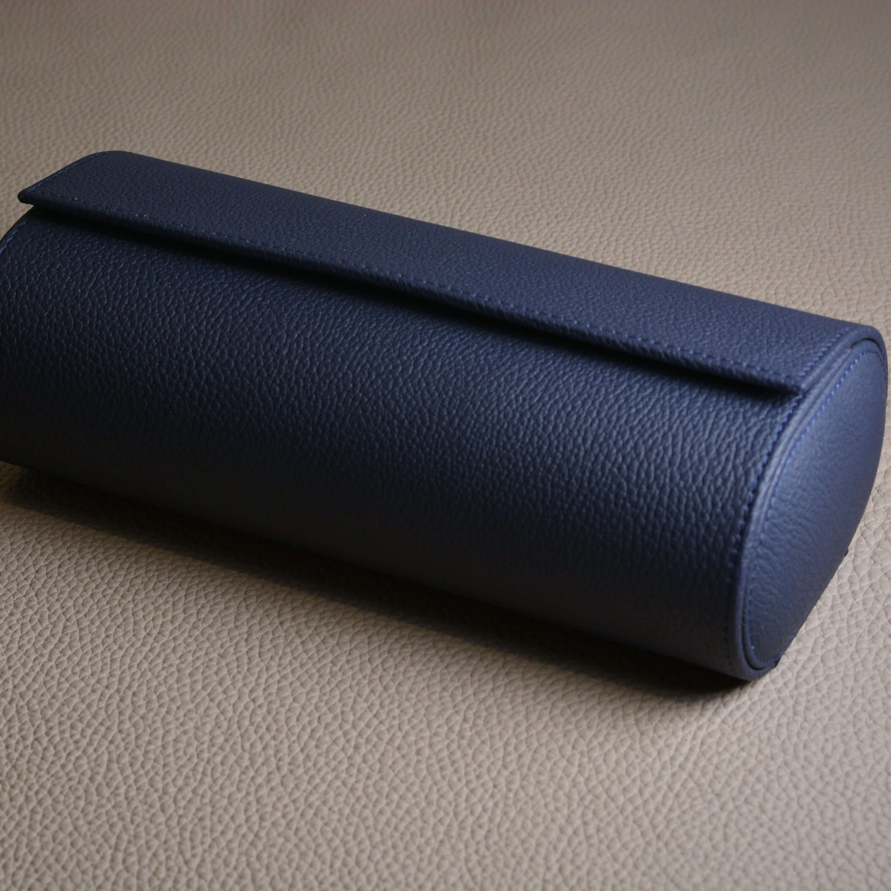 Luxus Uhrenrolle aus hochwertigem Togo Leder, handgefertigt zur stilvollen Aufbewahrung von 3 Uhren, elegant und kompakt.