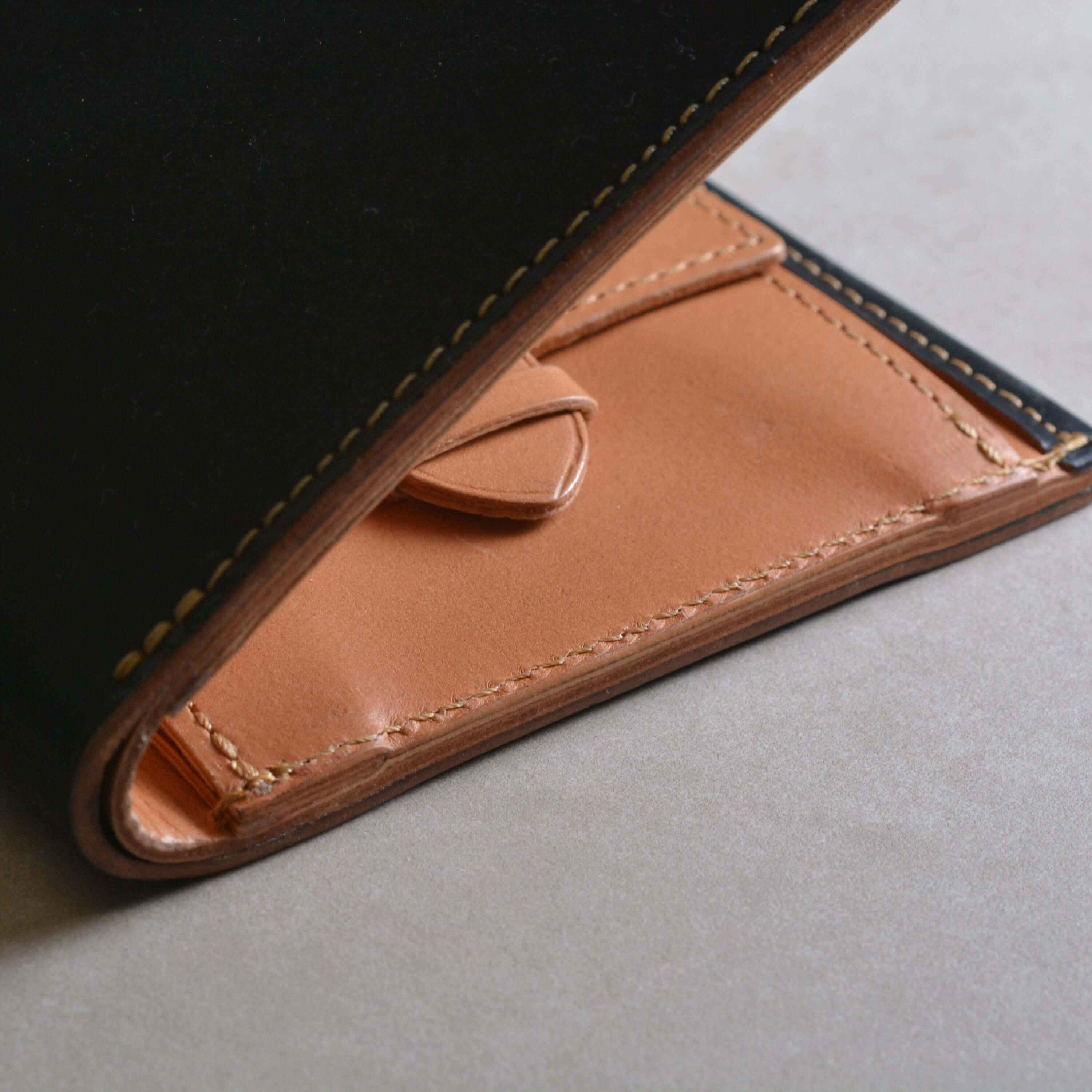 Premium Leder Geldbörse Chicago aus Horween Shell Cordovan, detailierte Innenansicht mit braunem Leder.