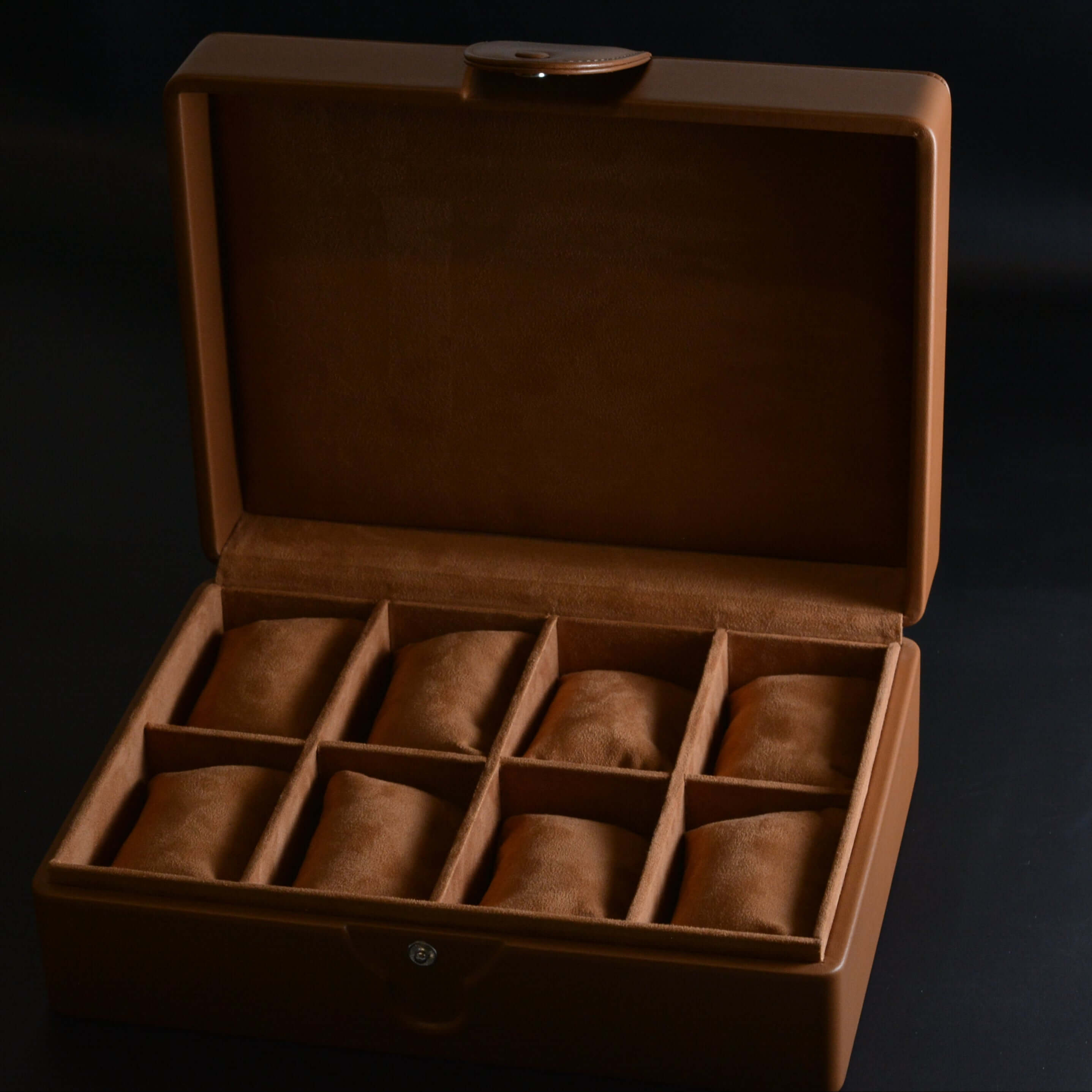 Eleganter Uhrenkoffer aus Leder für 8 Uhren, Made in Germany, mit robustem italienischem Kalbleder, offen auf schwarzem Hintergrund.