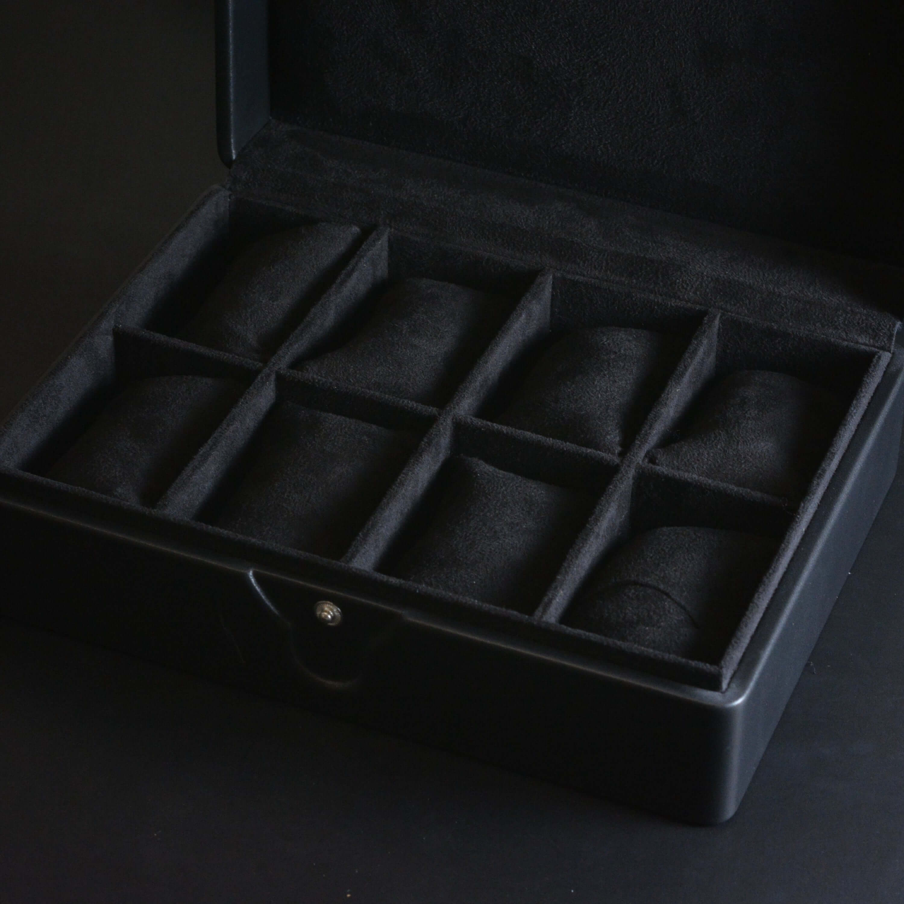 Eleganter Uhrenkoffer aus Leder für 8 Uhren, langlebiges Sattelleder, Made in Germany, ideal als stilvolles Uhren-Display.
