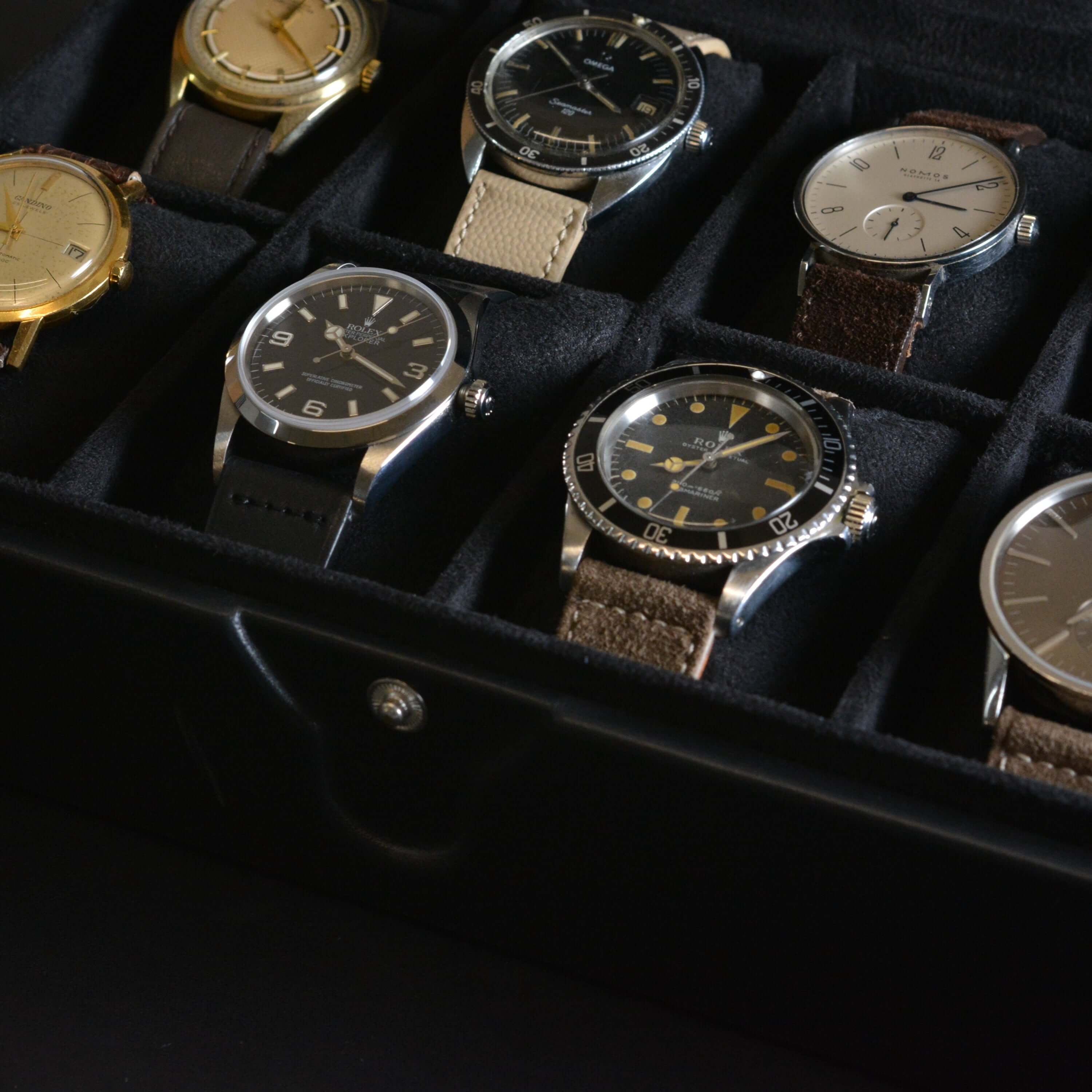 Luxurious leather watch case holding 8 watches, showcasing elegant storage solution, made in Germany from high-quality saddle leather.
