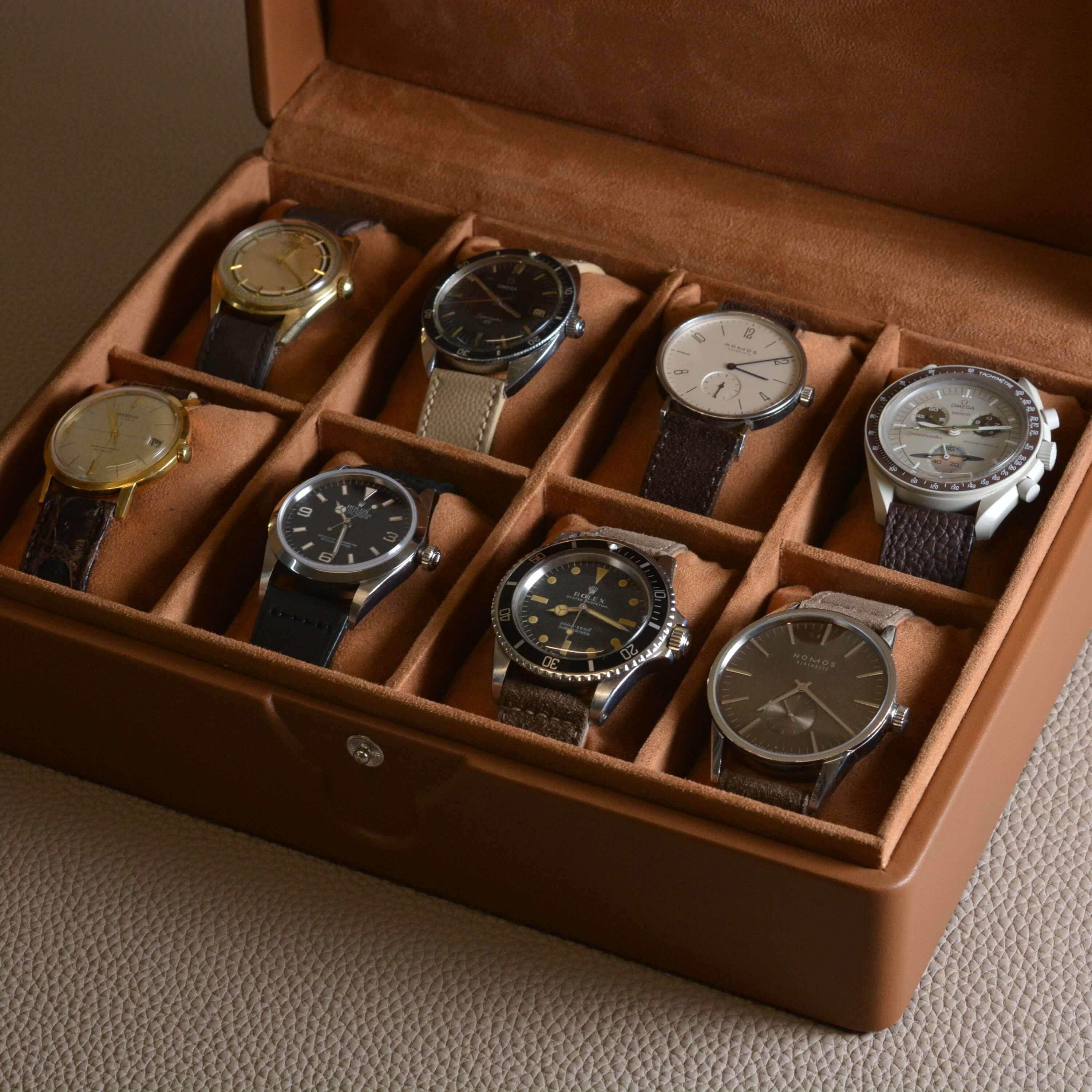 Luxurious leather watch case for 8 watches, made in Germany, showcasing elegant Italian calf leather craftsmanship.