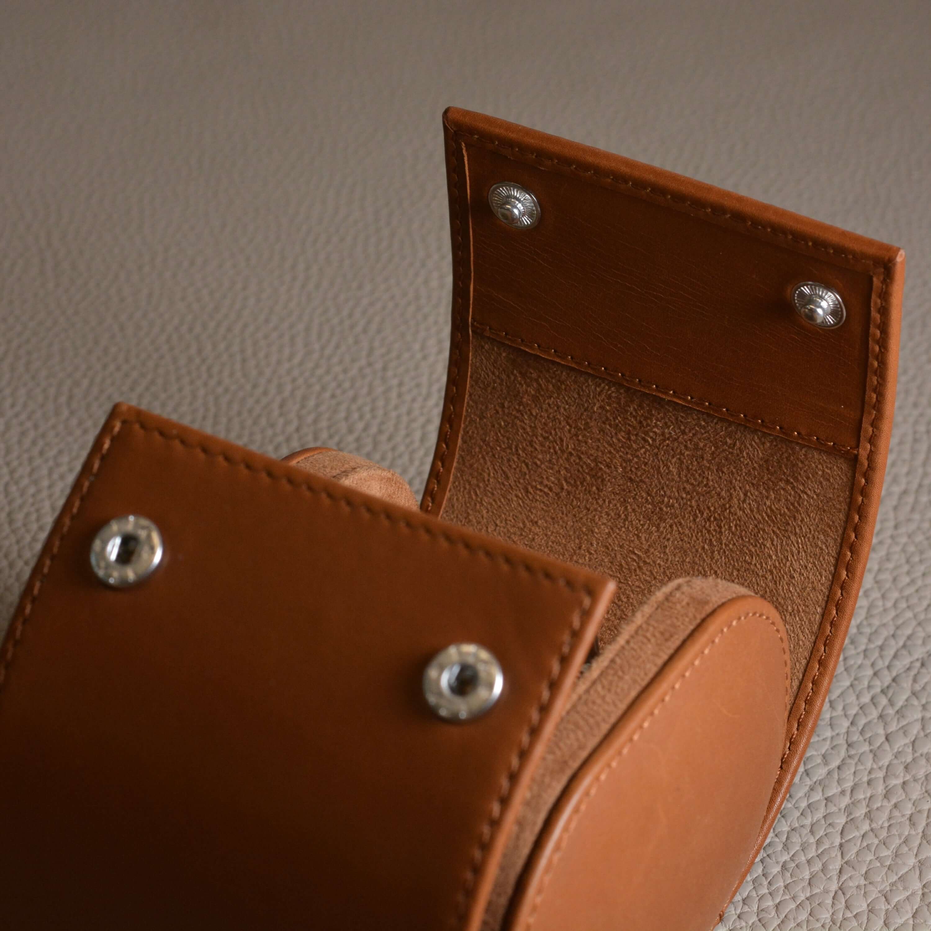 Detail of a handgefertigt Uhrenrolle aus hochwertigem Barenialeder, showcasing exquisite craftsmanship and luxury design.