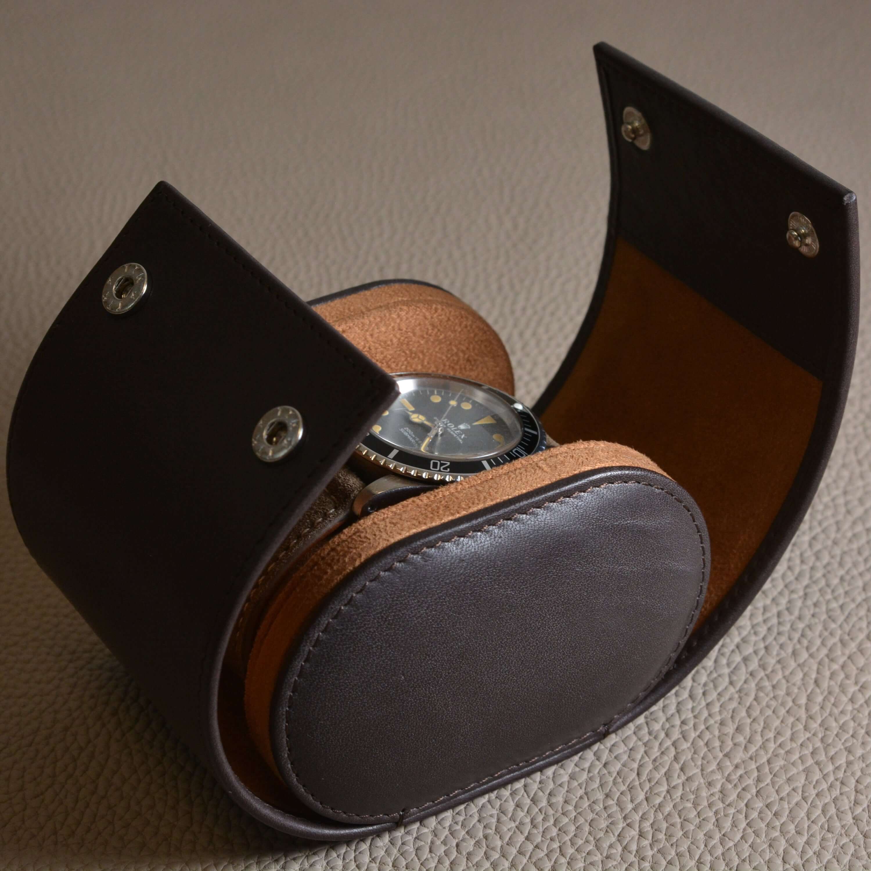 Luxuriöse Uhrenrolle aus hochwertigem Barenialeder, dunkelbraun, handgefertigt für einzelne Uhren. Elegantes Design für Uhrenliebhaber.