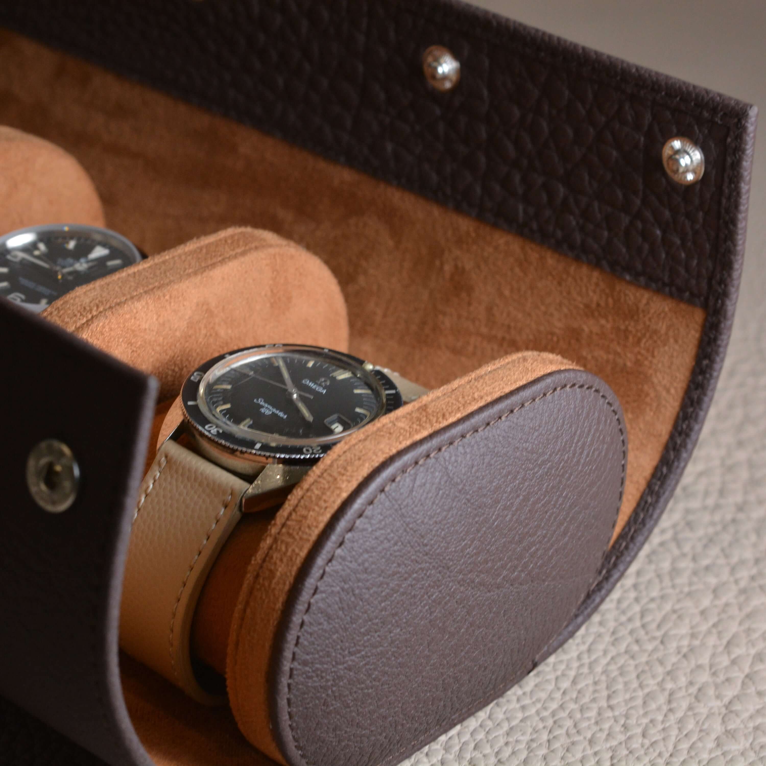 Luxus Uhrenrolle aus Togo Leder für 3 Uhren, handgefertigt, elegant und kompakt, ideal zur sicheren und stilvollen Aufbewahrung von Zeitmessern.