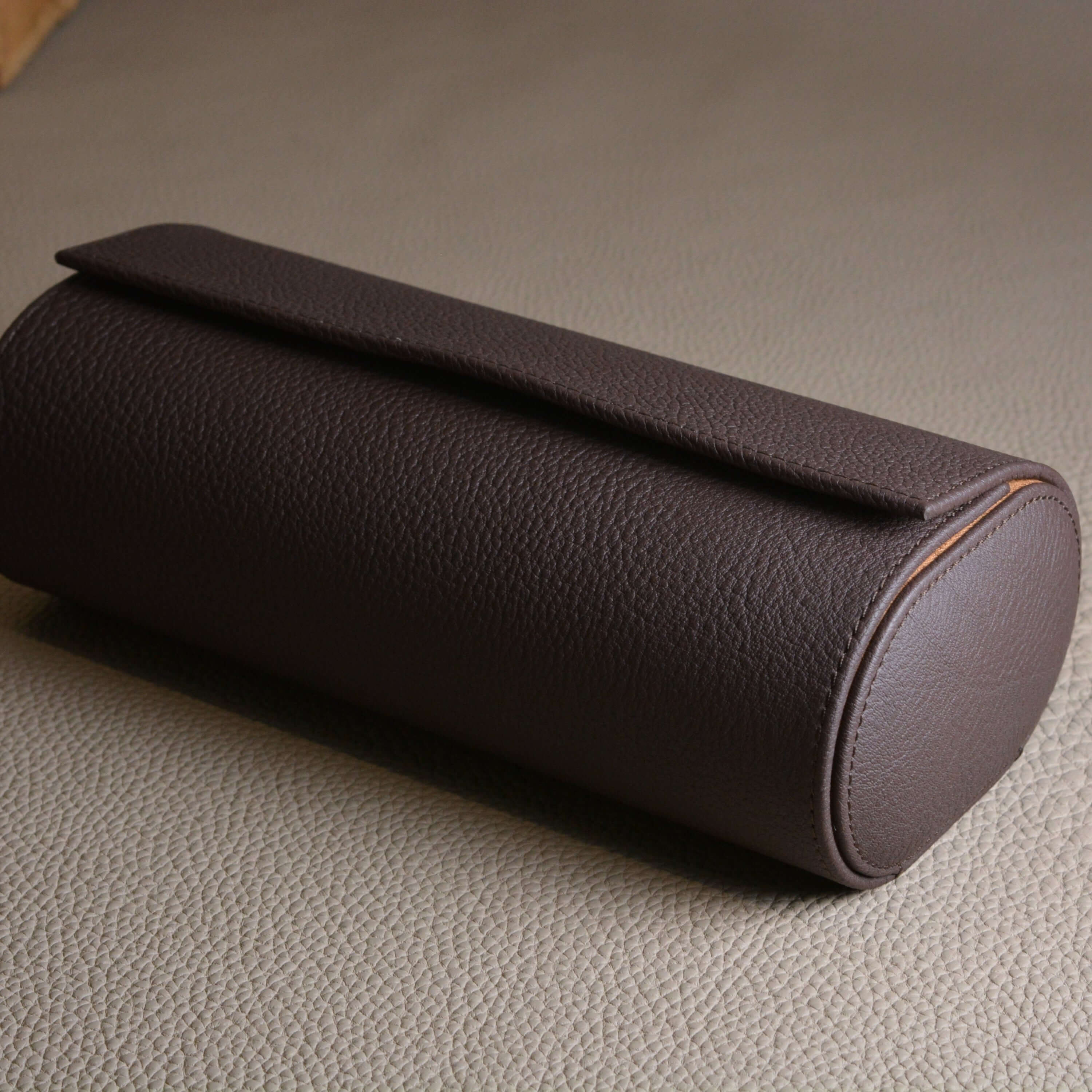 Handgefertigte Uhrenrolle aus Togo Leder für 3 Uhren, luxuriöses Design zur stilvollen Aufbewahrung von wertvollen Zeitmessern.